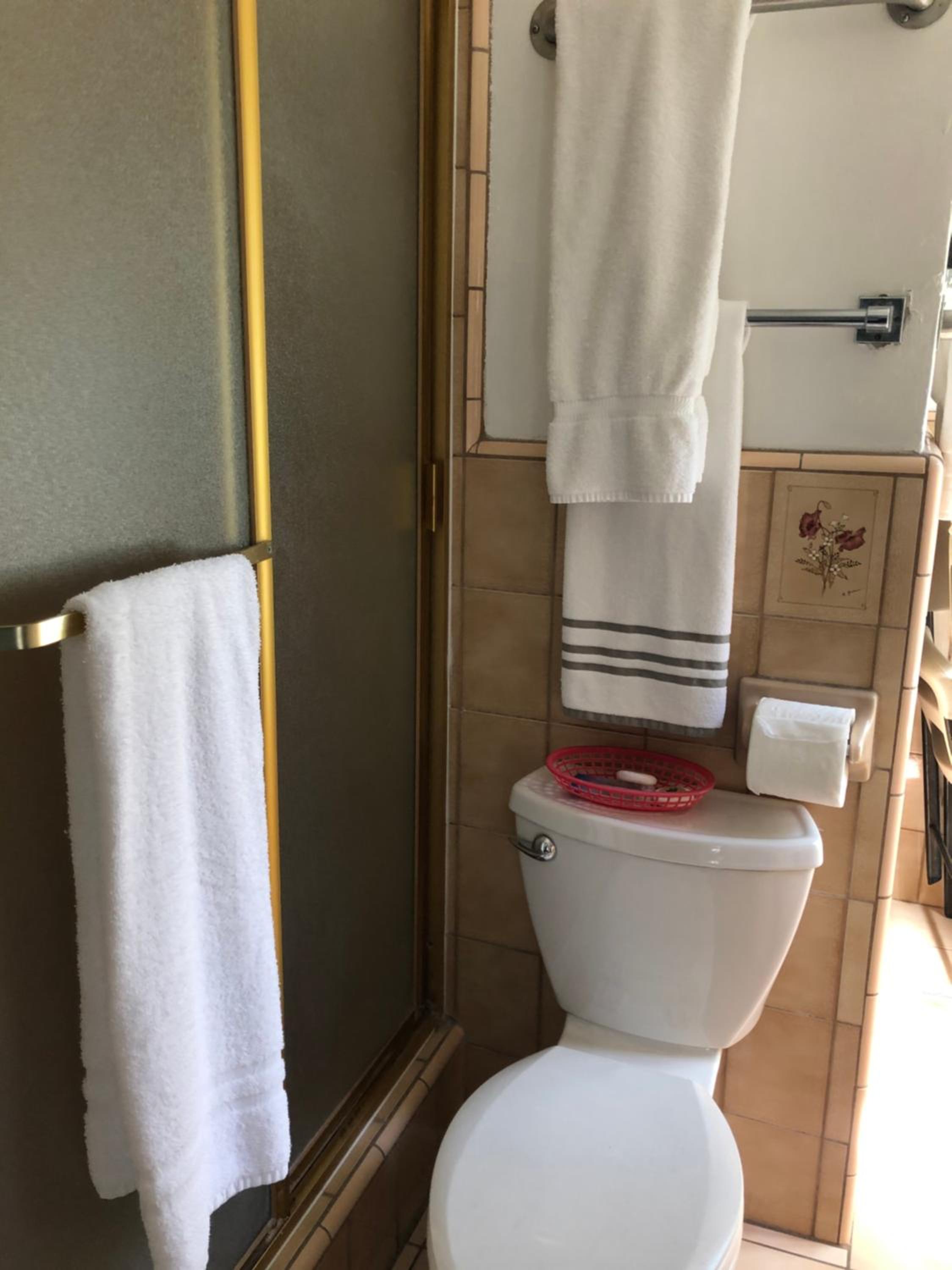 Deluxe Queen Room thumbnail 6
