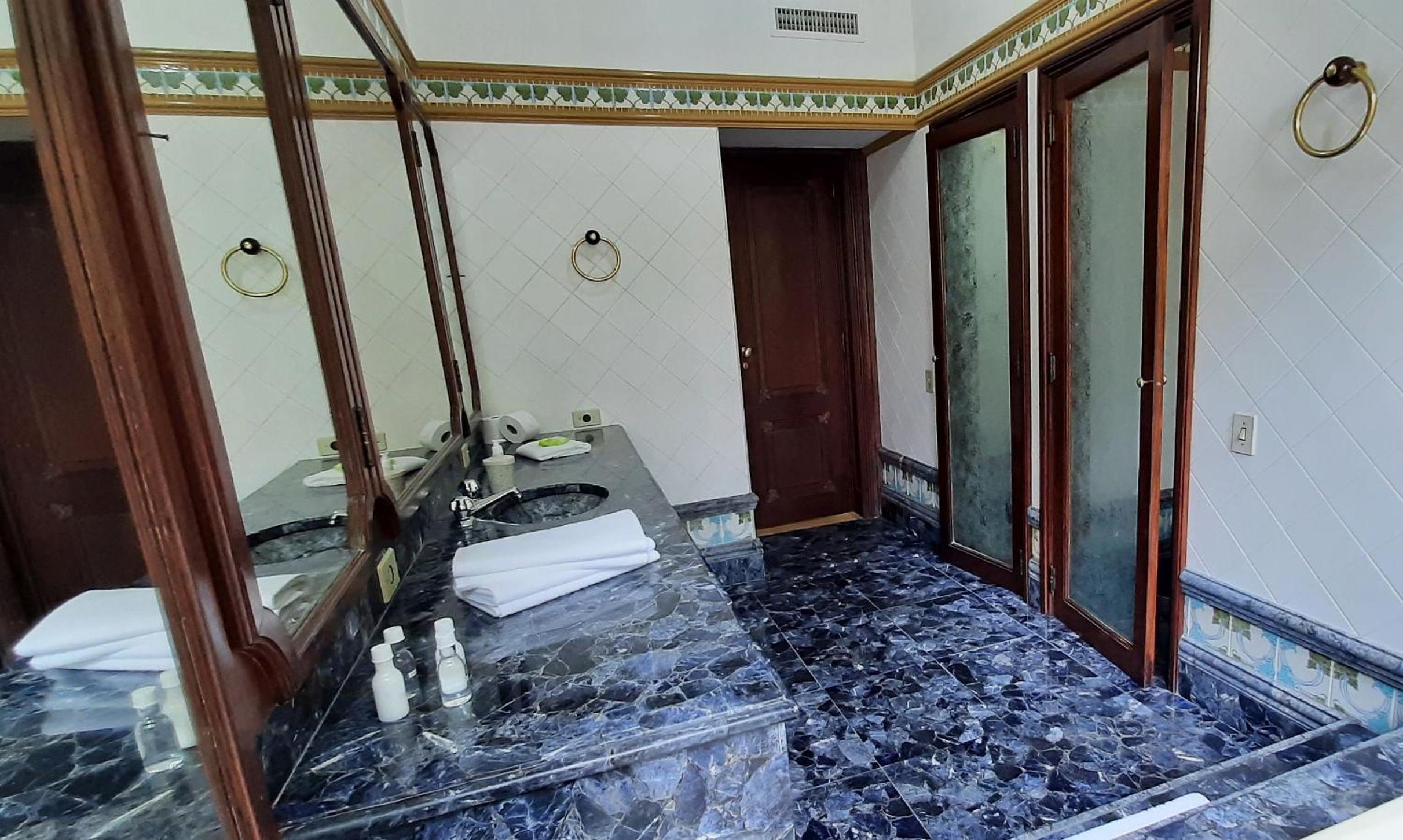 Deluxe Suite - Photo 3
