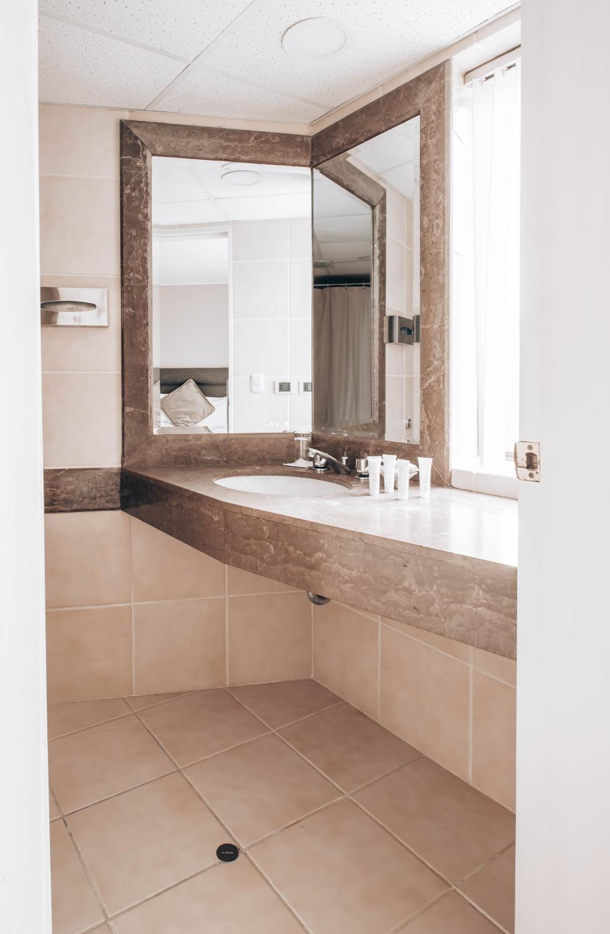 Executive Suite - Photo 12