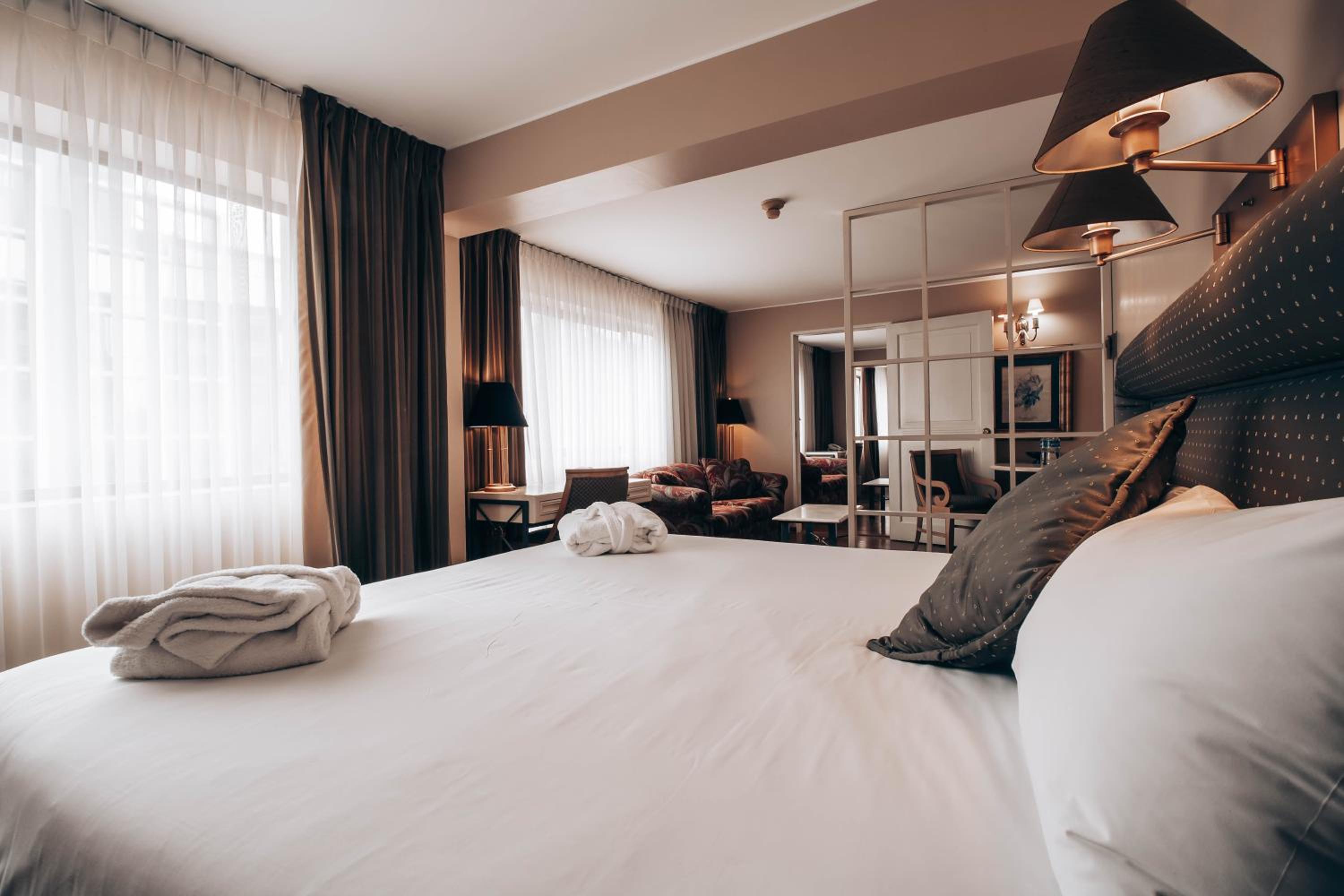 Junior King Suite - Photo 13