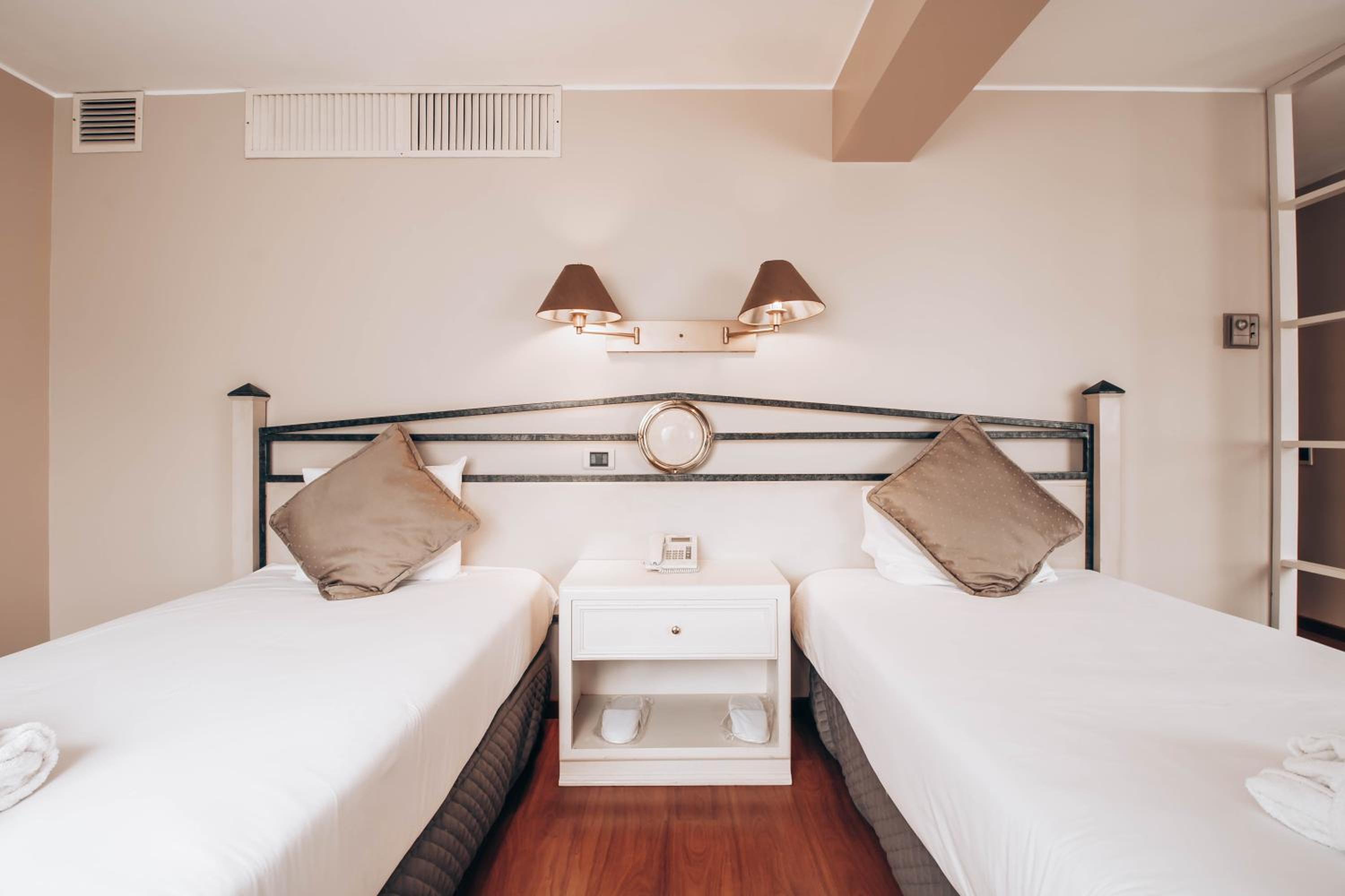 Junior Suite with Two Queen Beds - Photo 9