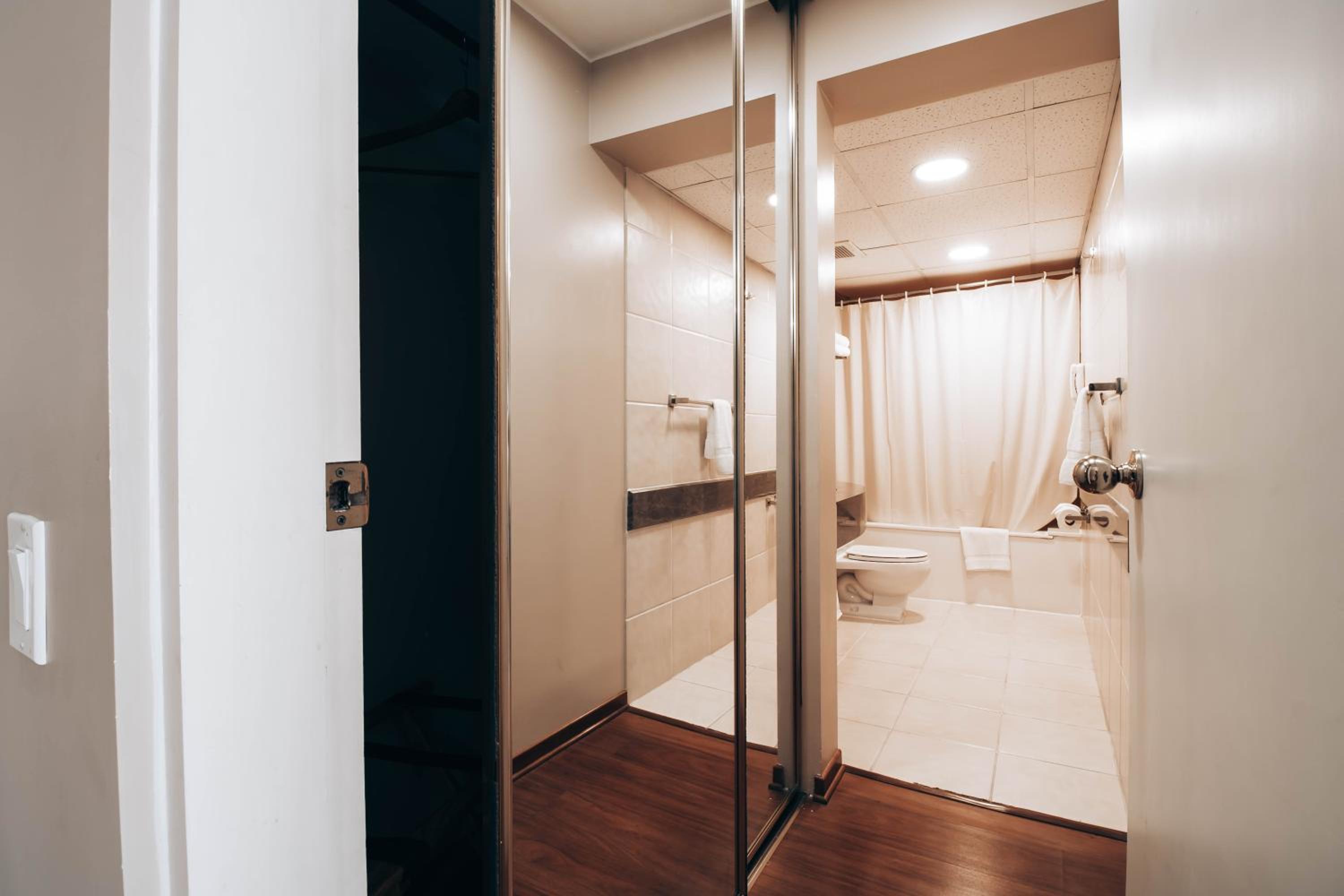 Executive Suite - Photo 4