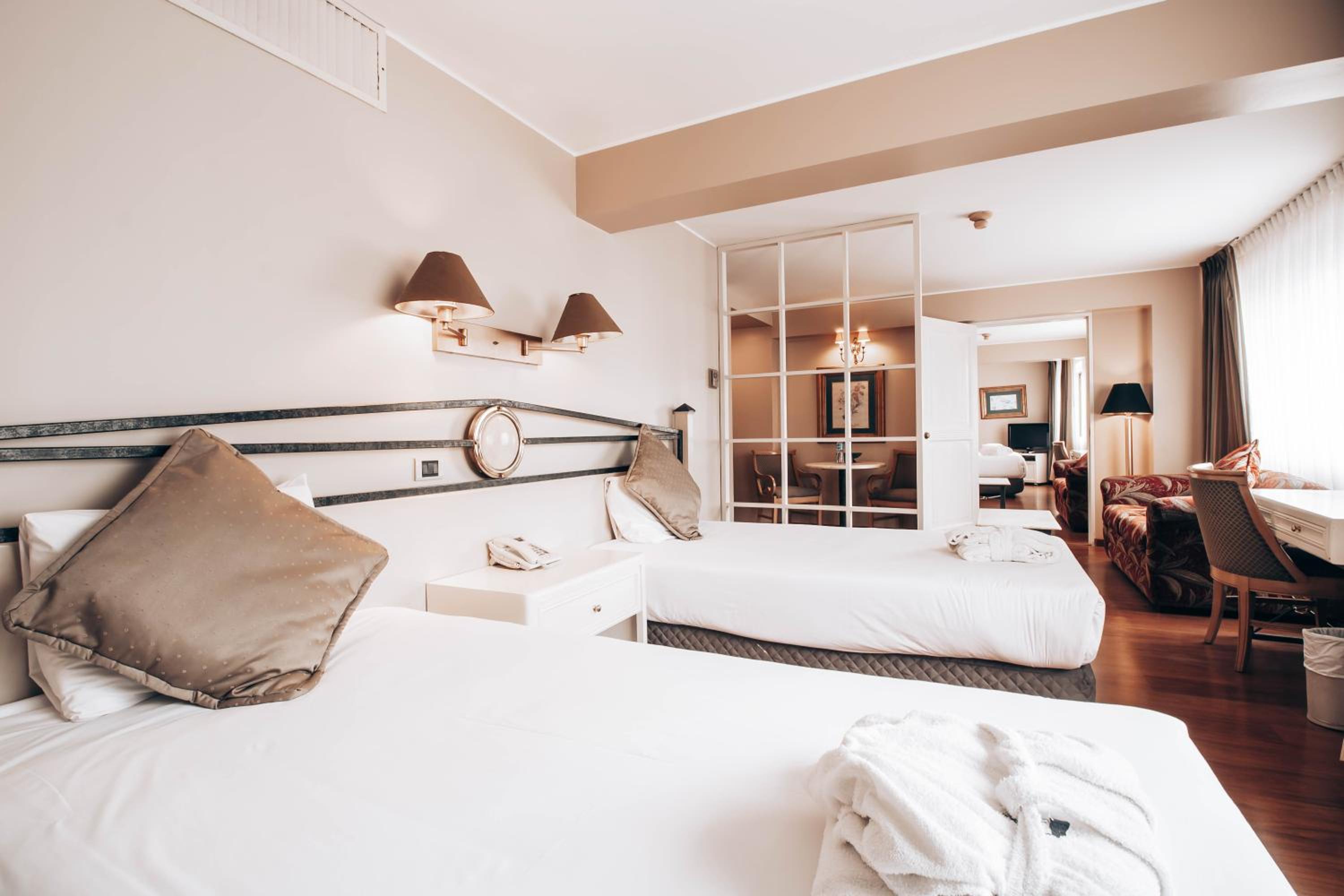 Junior Suite with Two Queen Beds - Photo 10