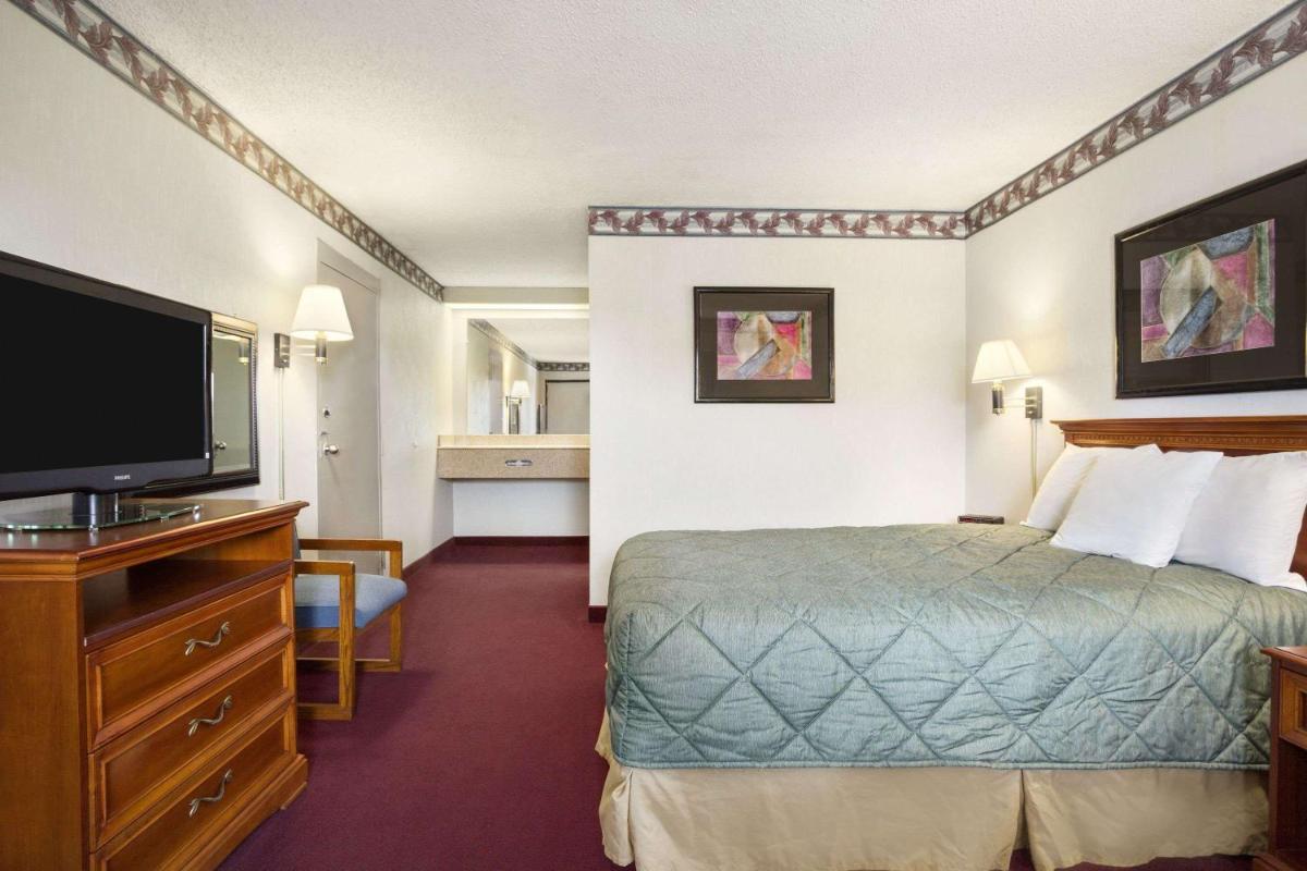 King Room - Non-Smoking photo 1