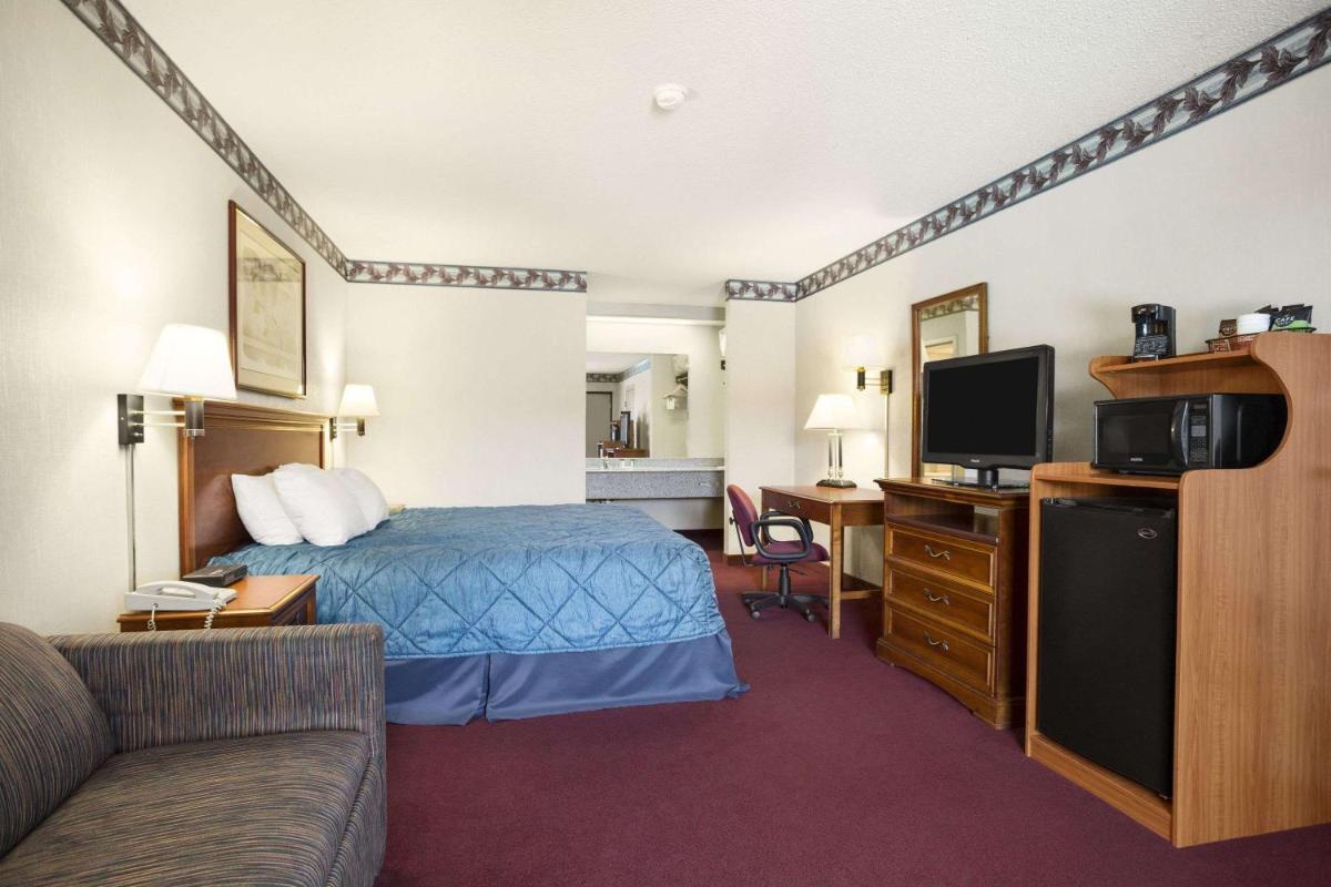 Deluxe King Room - Non-Smoking photo 1