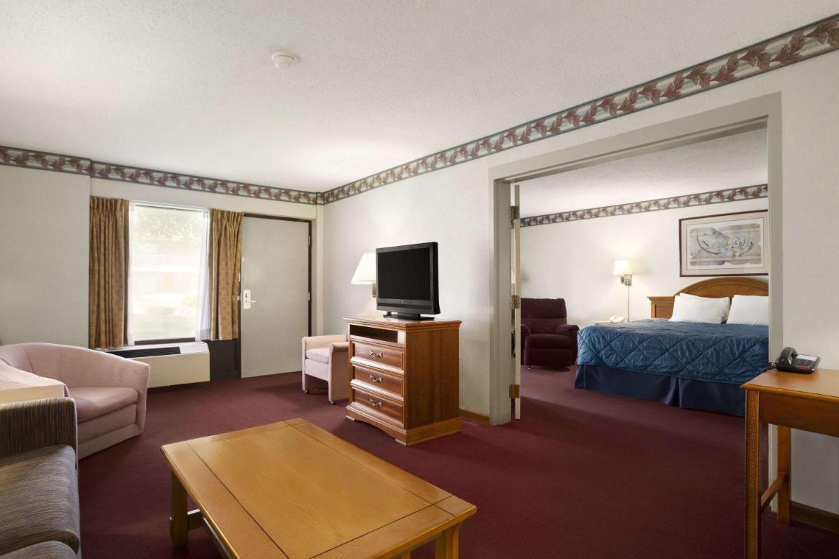 King Suite - Non-Smoking photo 1