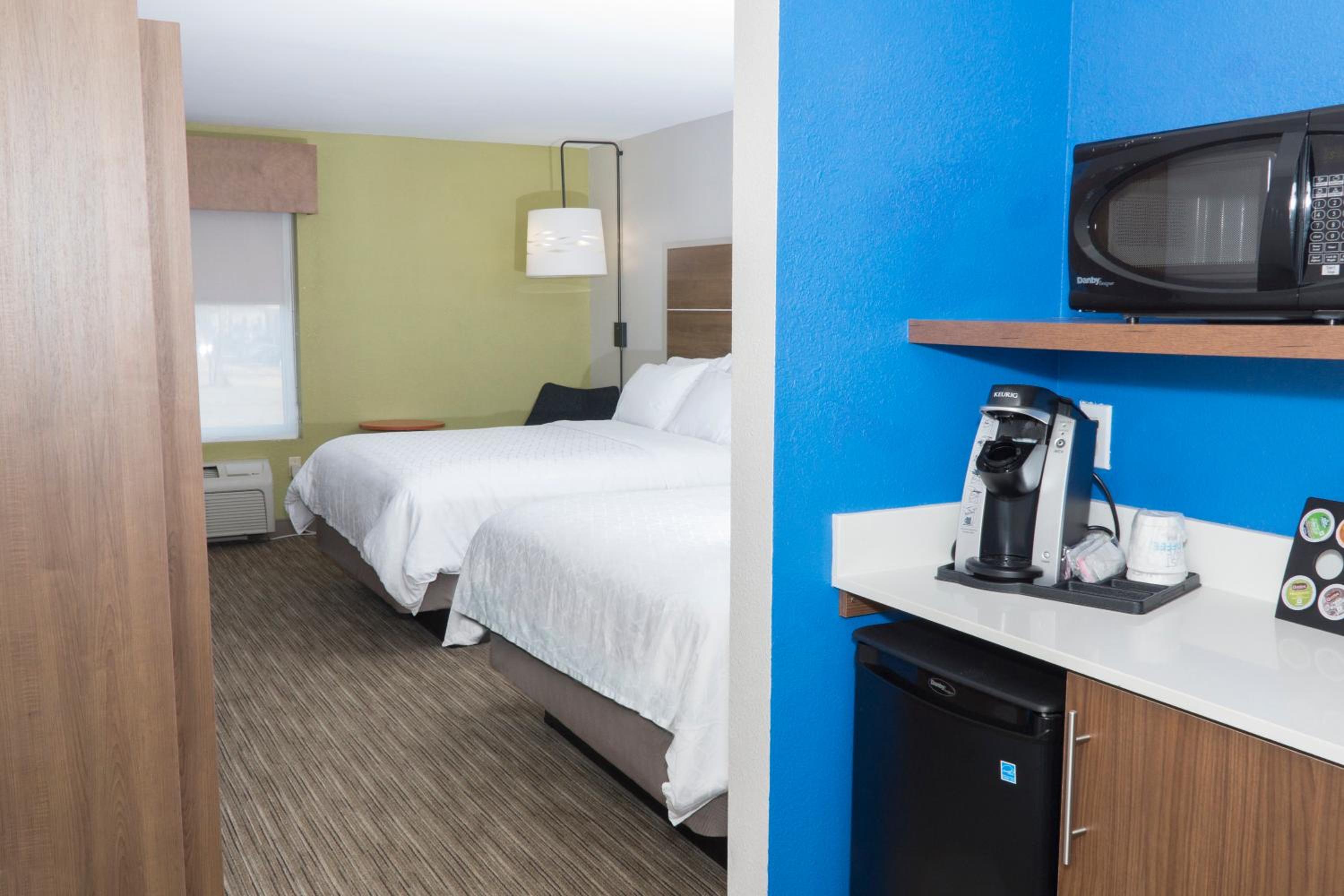 Standard Room with Two Queen Beds - Photo 11