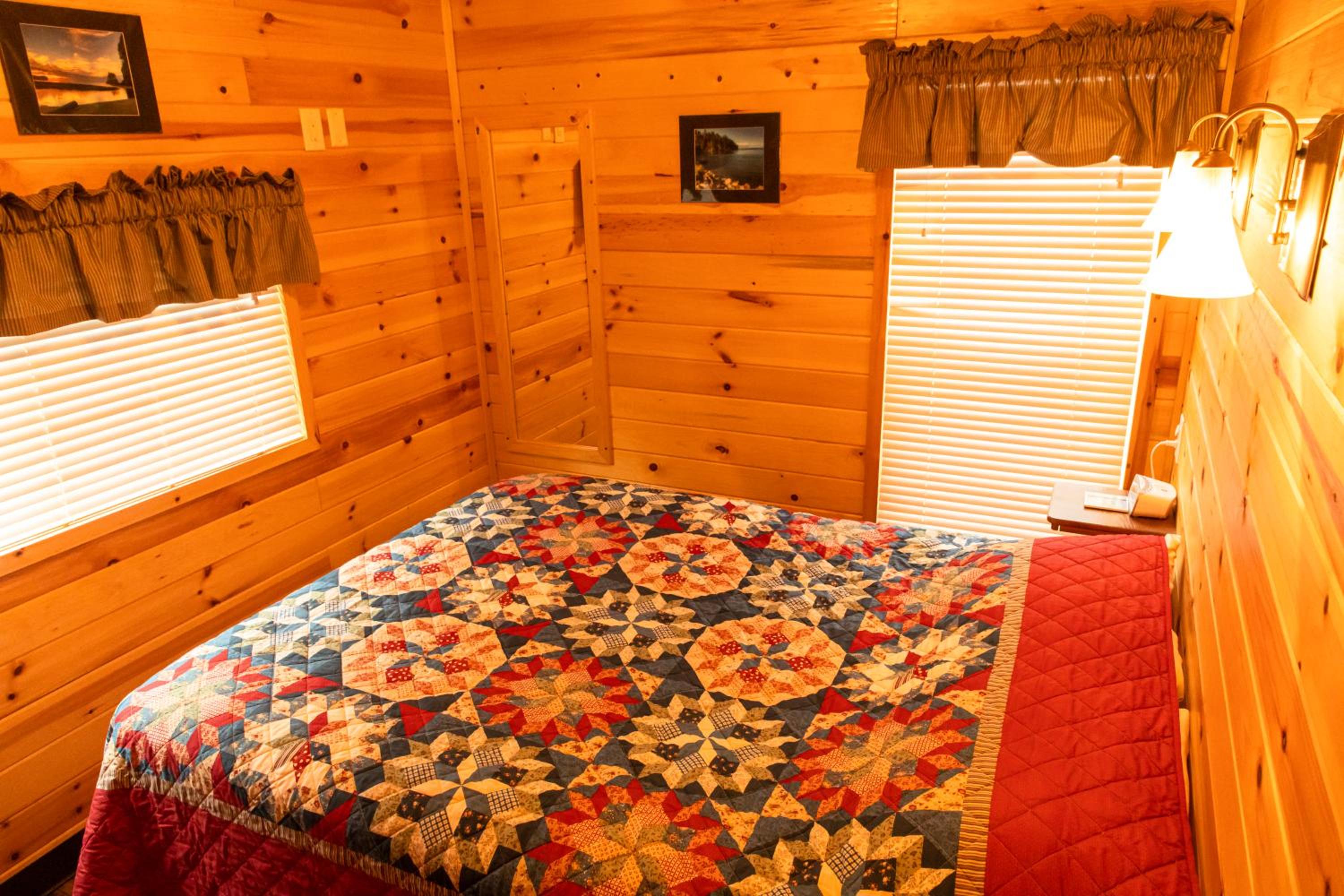 Kingfisher Cottage Two-Bedroom Chalet photo 2