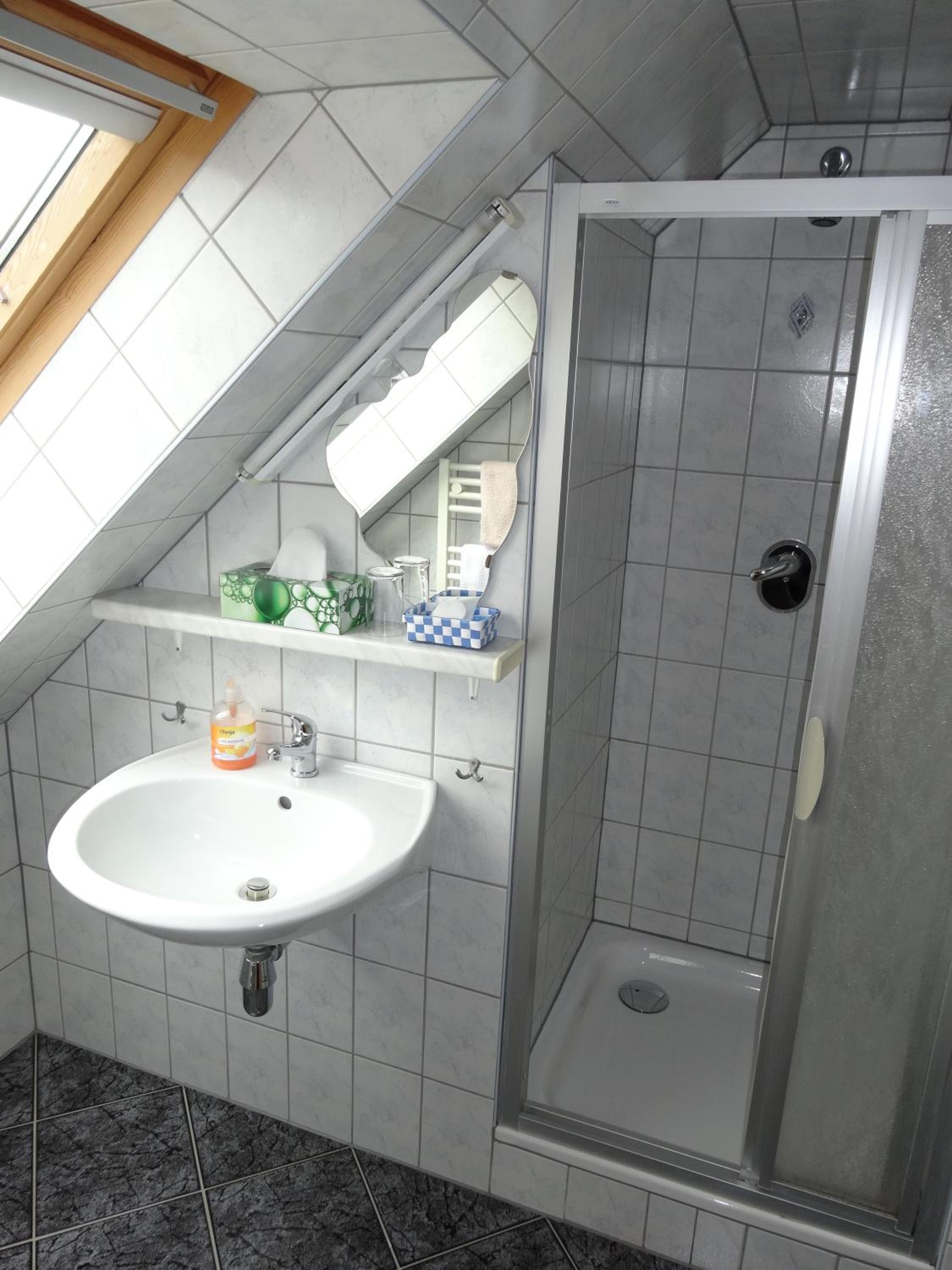 Standard Twin Room - Photo 3