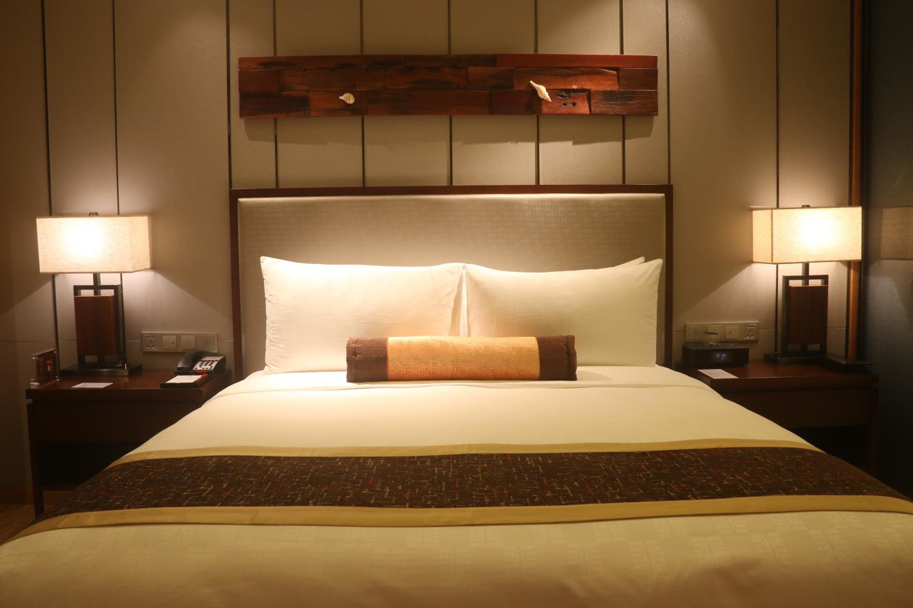 Standard King Room with Lake View photo 3