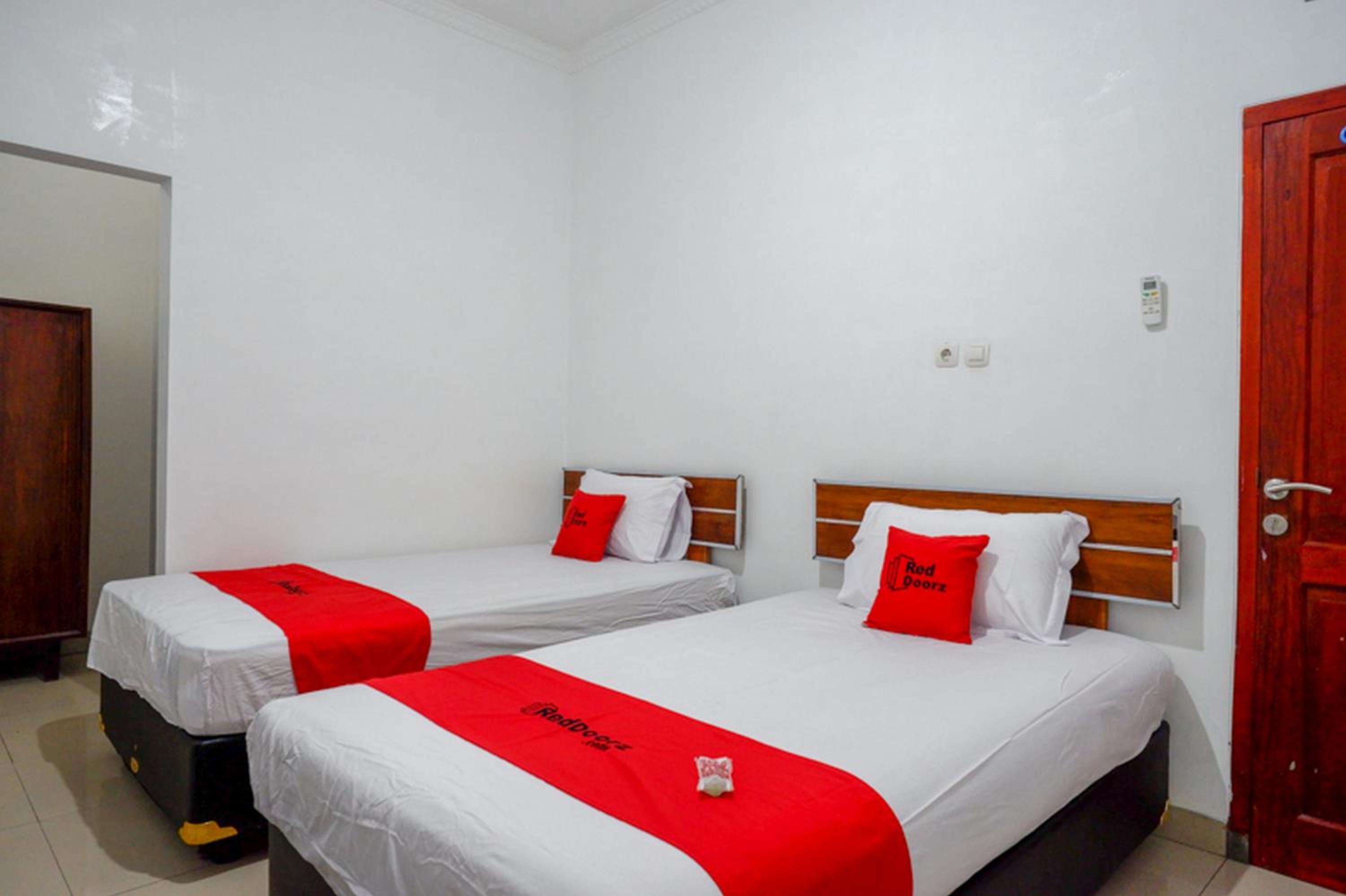 Standard Twin Room - Photo 1
