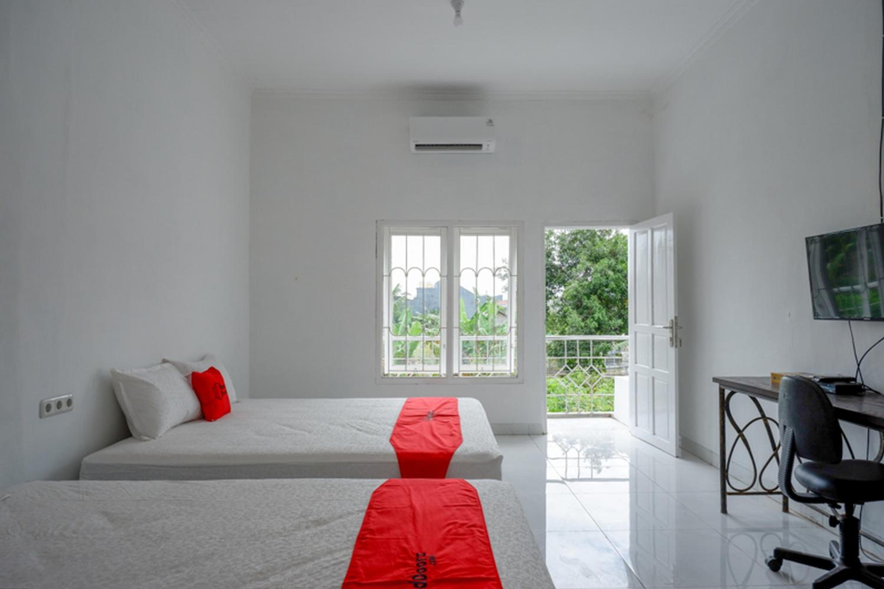 Family Room - Photo 2