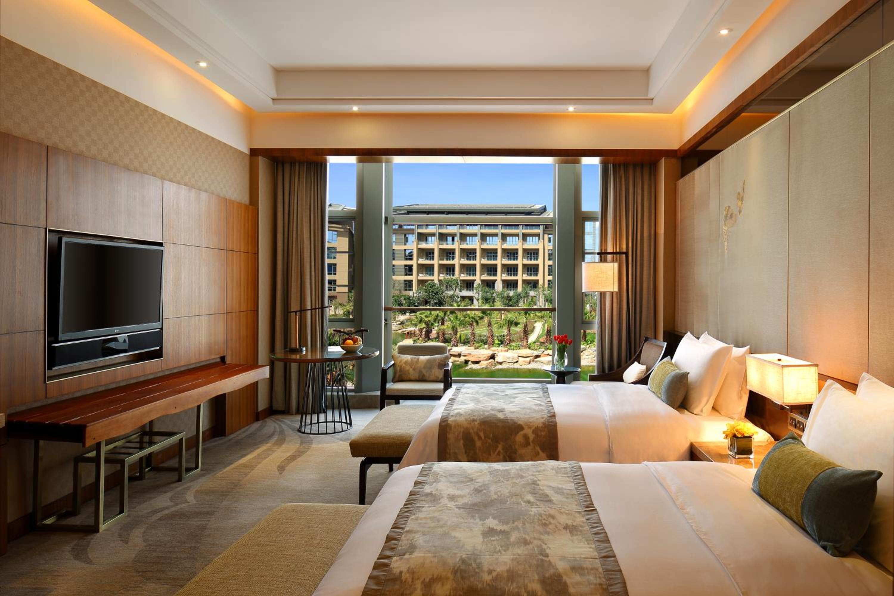 Premium King Room with Balcony thumbnail 5