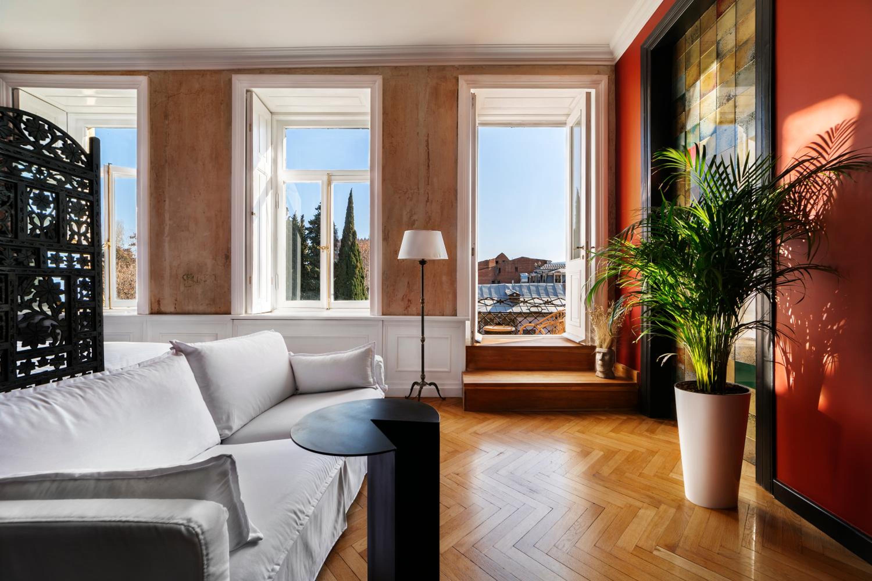 Junior Suite with Balcony - Photo 16