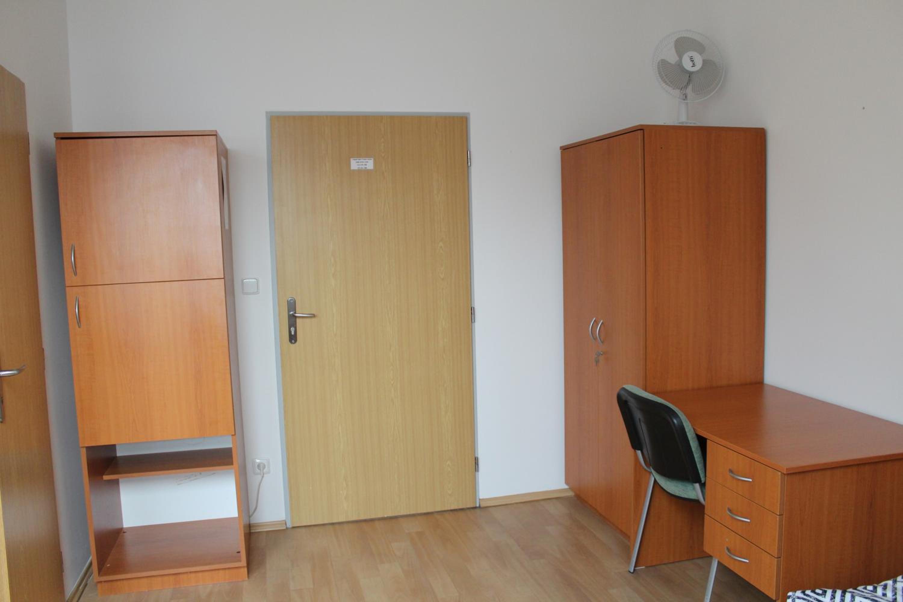 Economy Twin Room - Photo 5