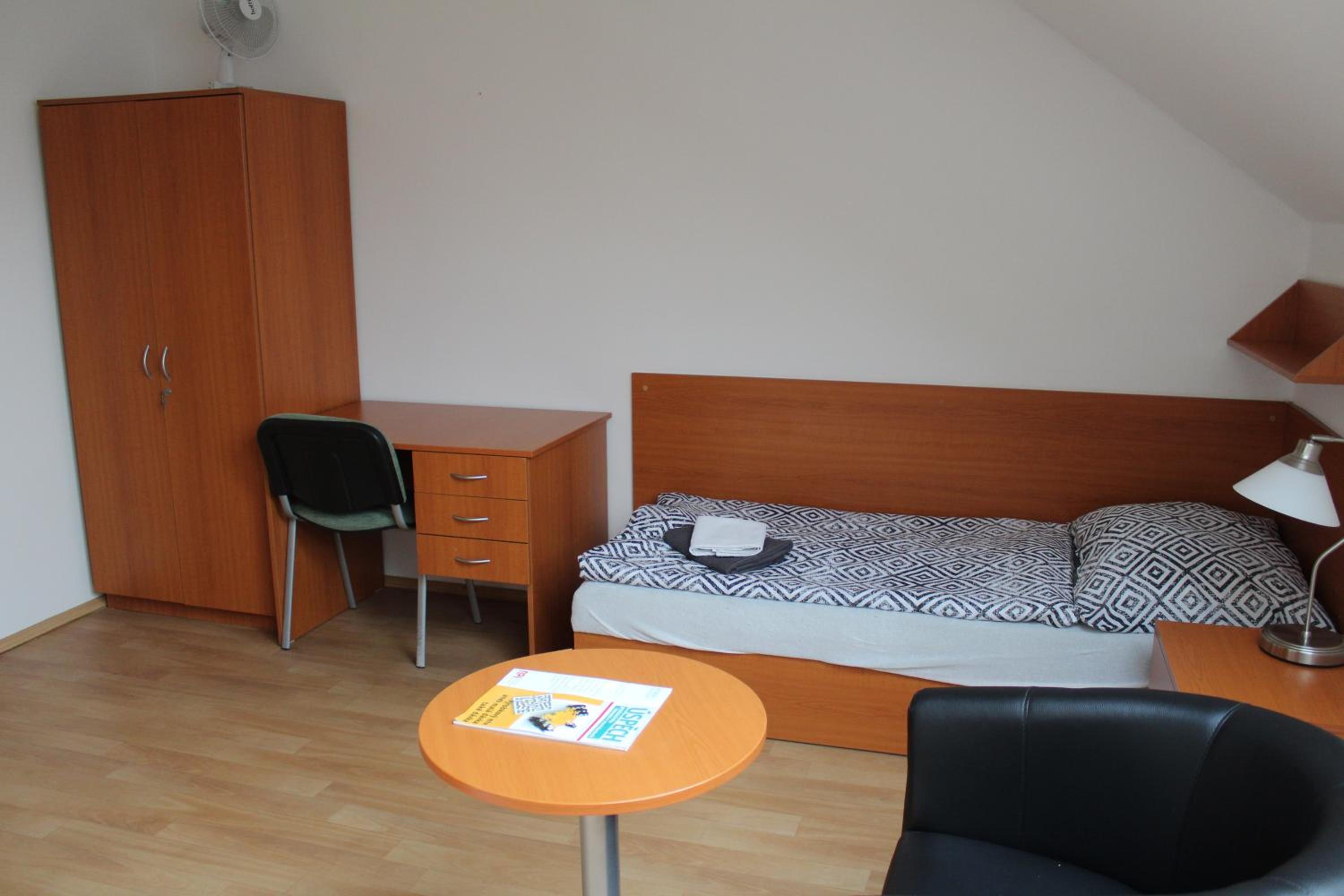 Economy Twin Room - Photo 6