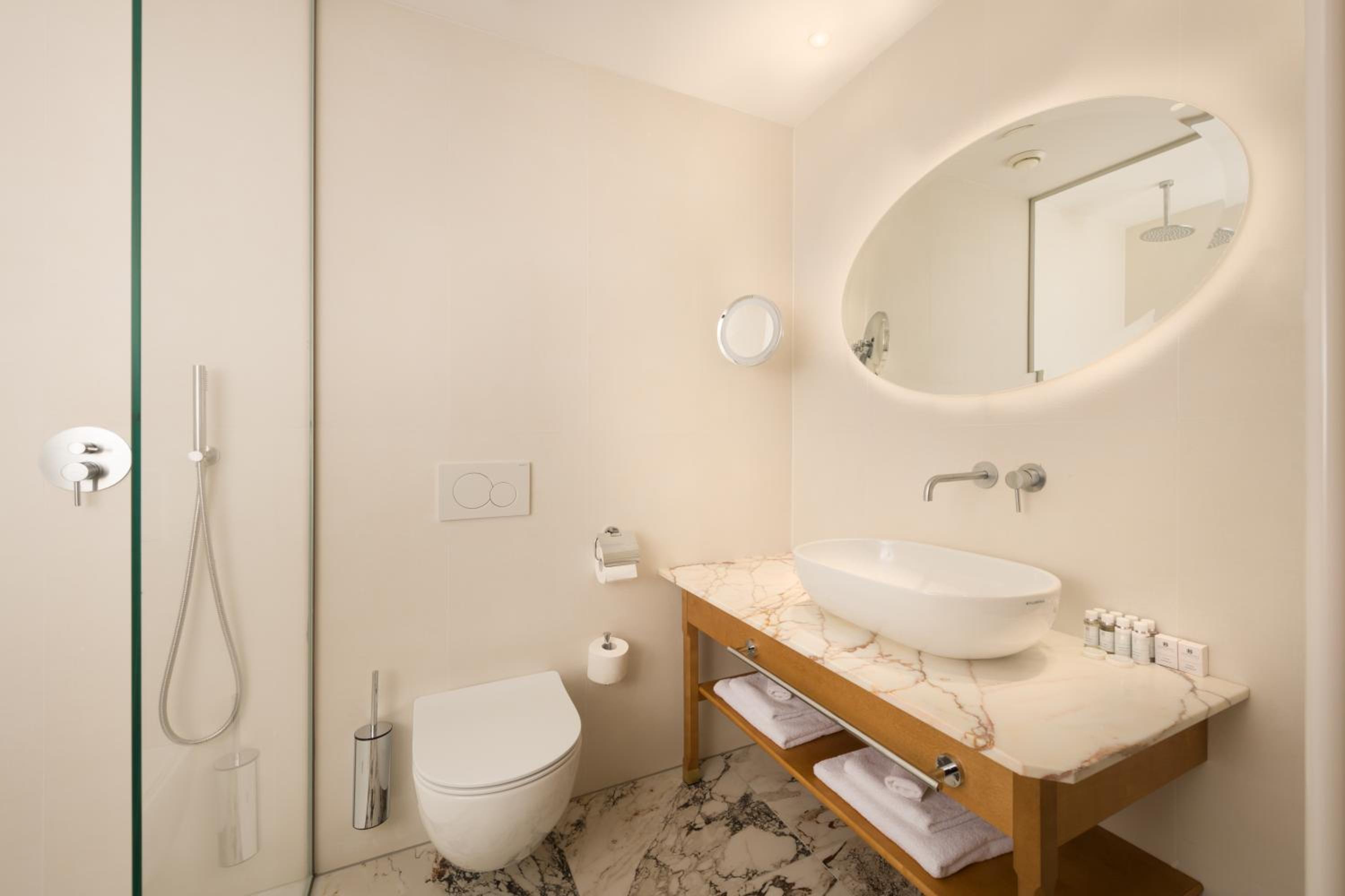 Superior Comfort Queen Room - Photo 3