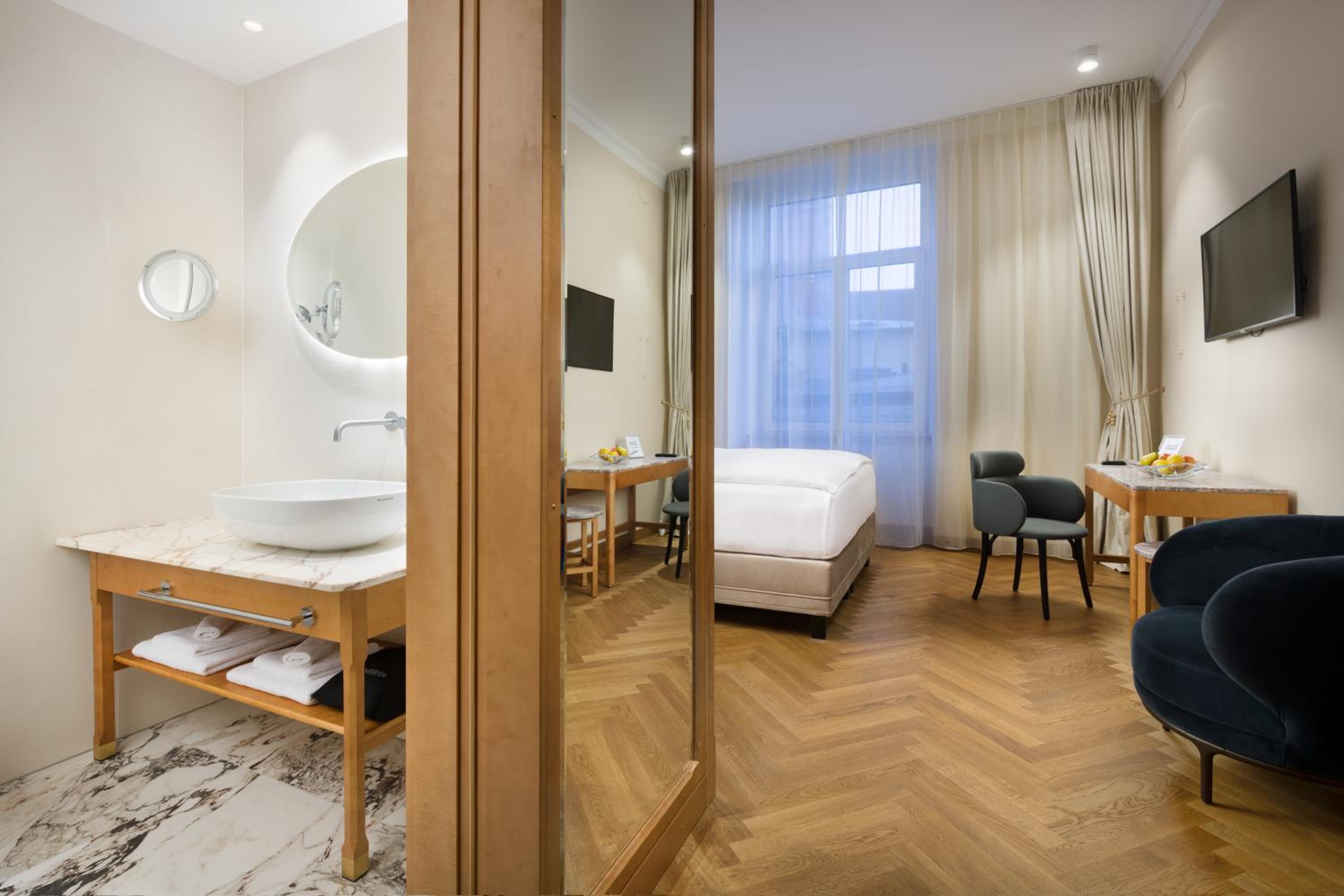 Superior Comfort Queen Room - Photo 1