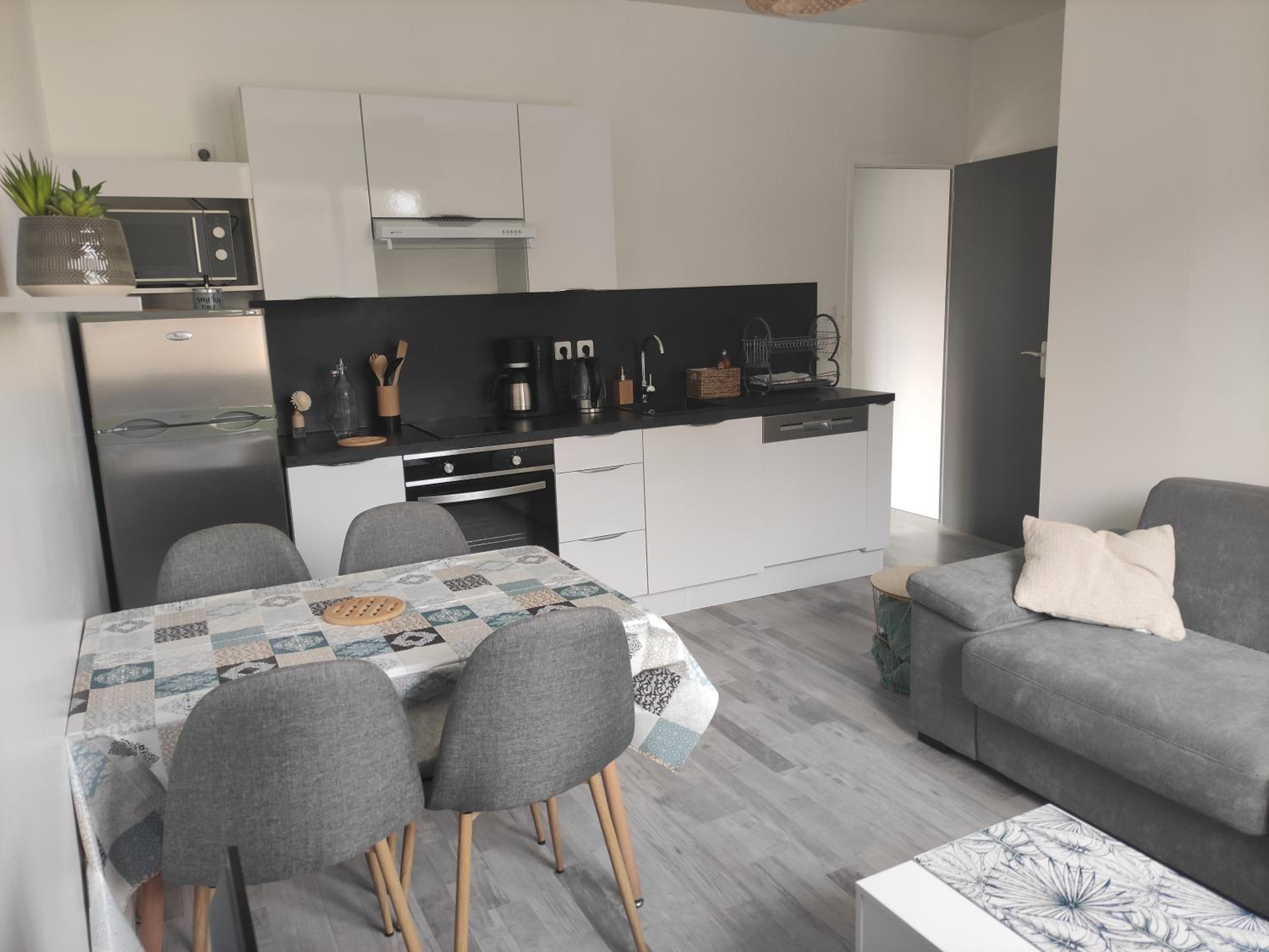 One-Bedroom Apartment - Photo 2