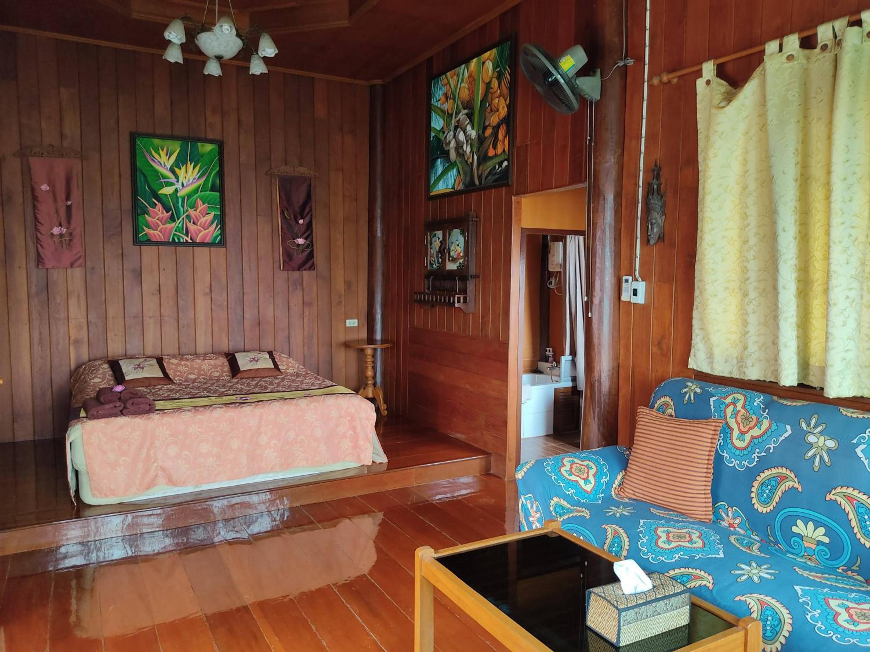 Suite with Balcony - Photo 6