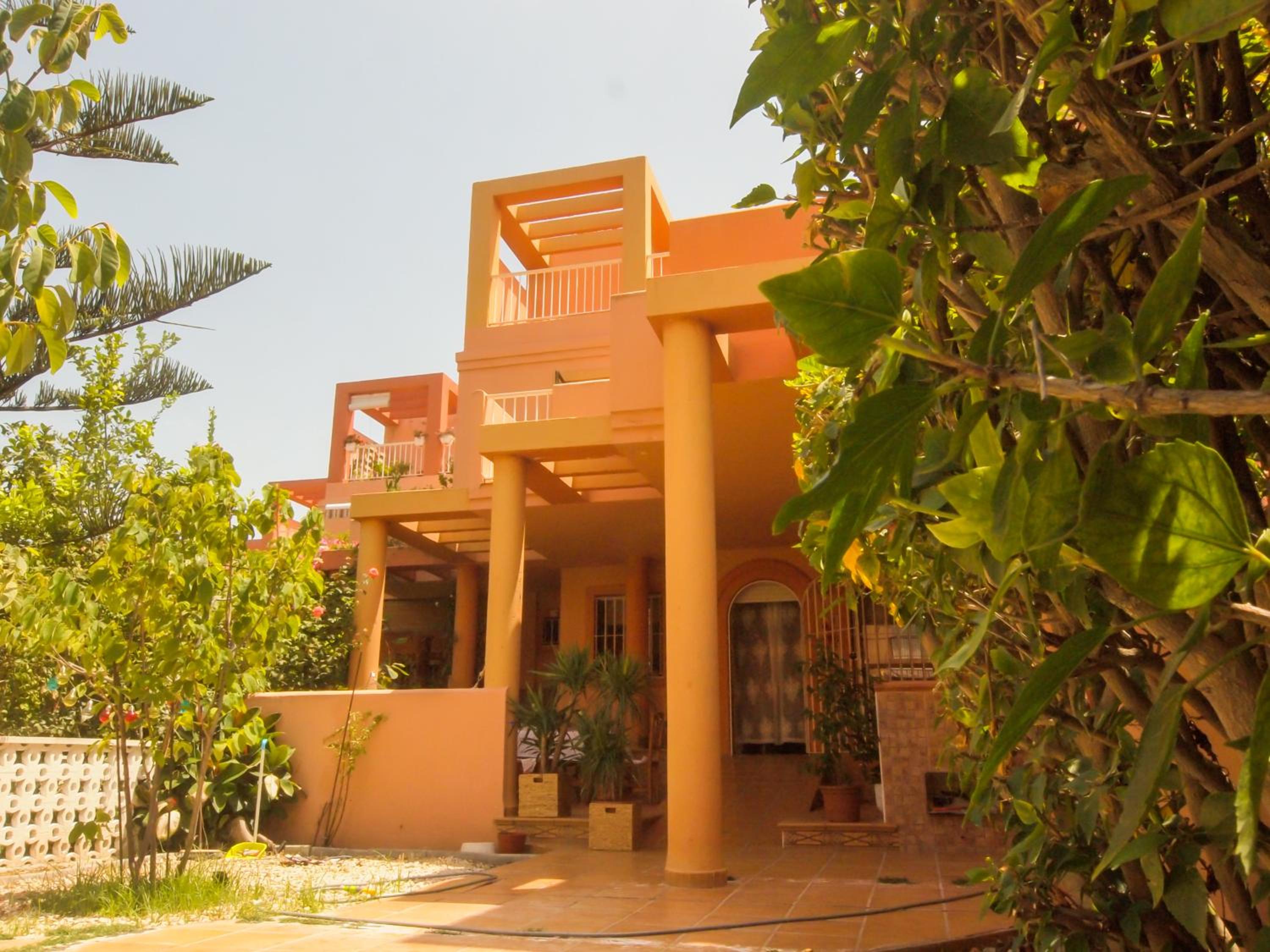 Five-Bedroom House photo 2