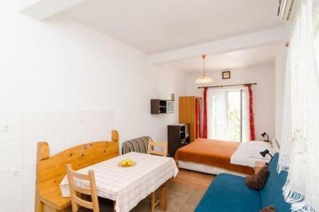 One-Bedroom Apartment with Balcony photo 1