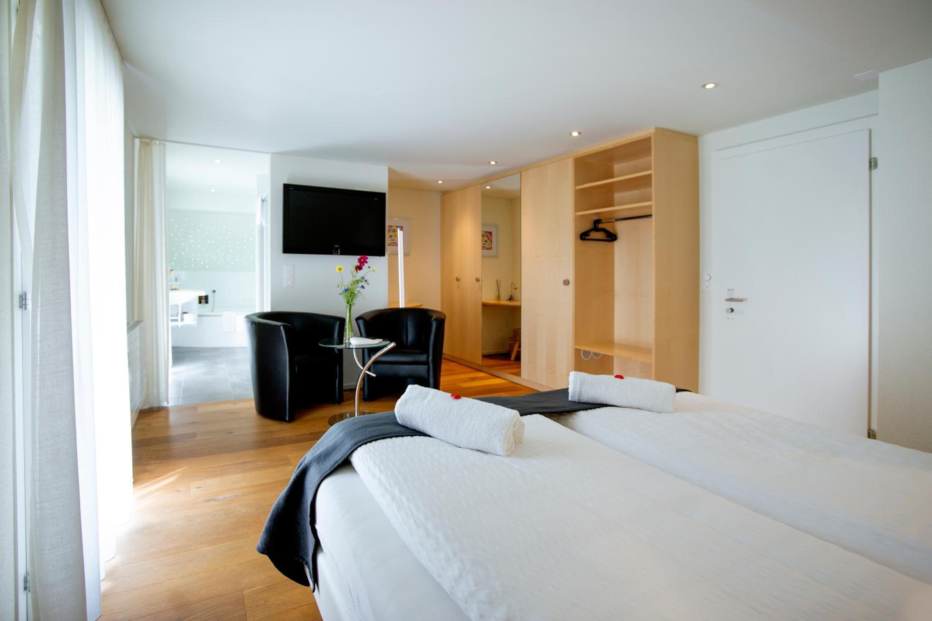 Junior Suite with Balcony and Mountain View - Photo 9