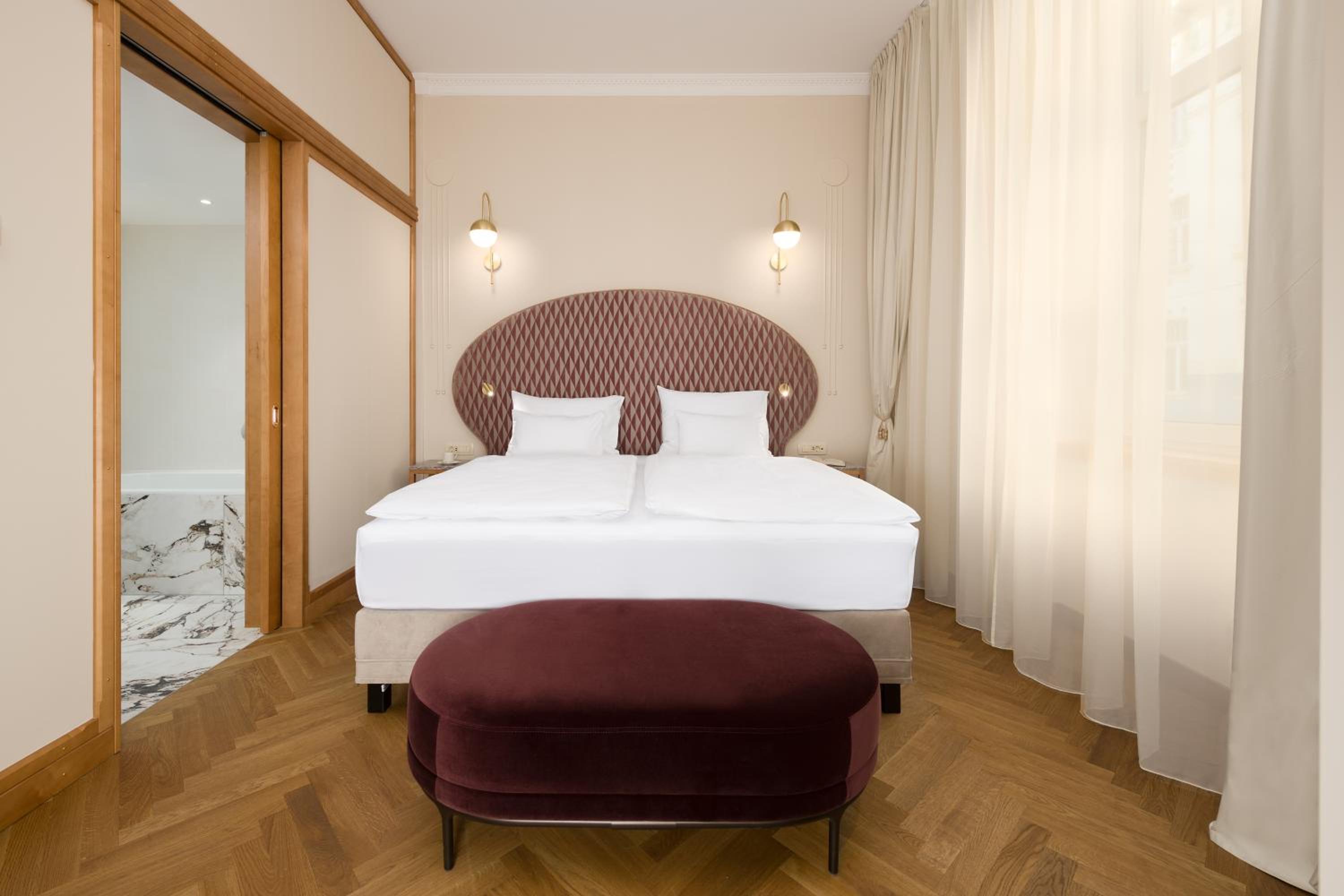 Grand Corner Suite - Photo 5