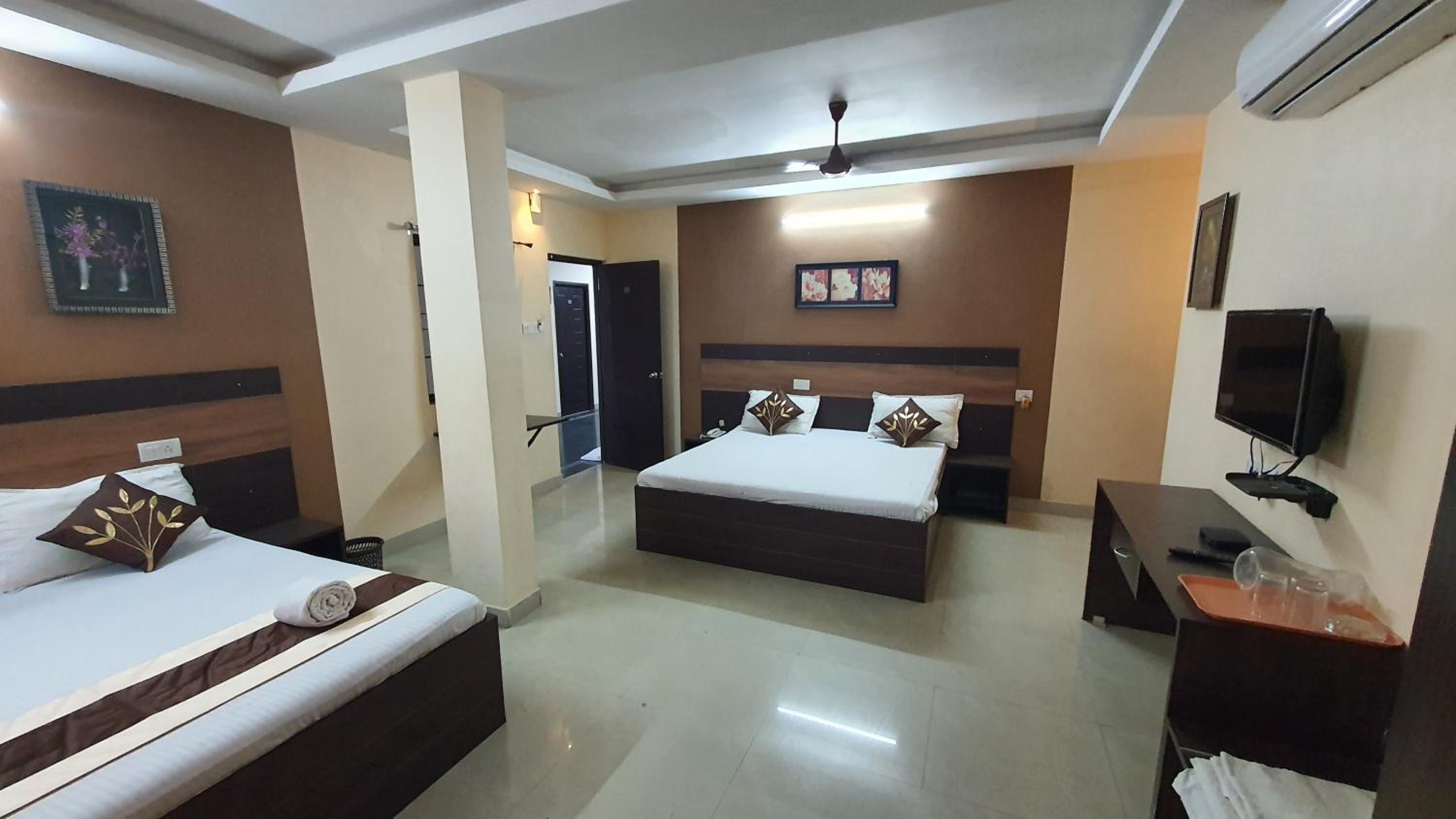 Deluxe Family Room - Photo 2