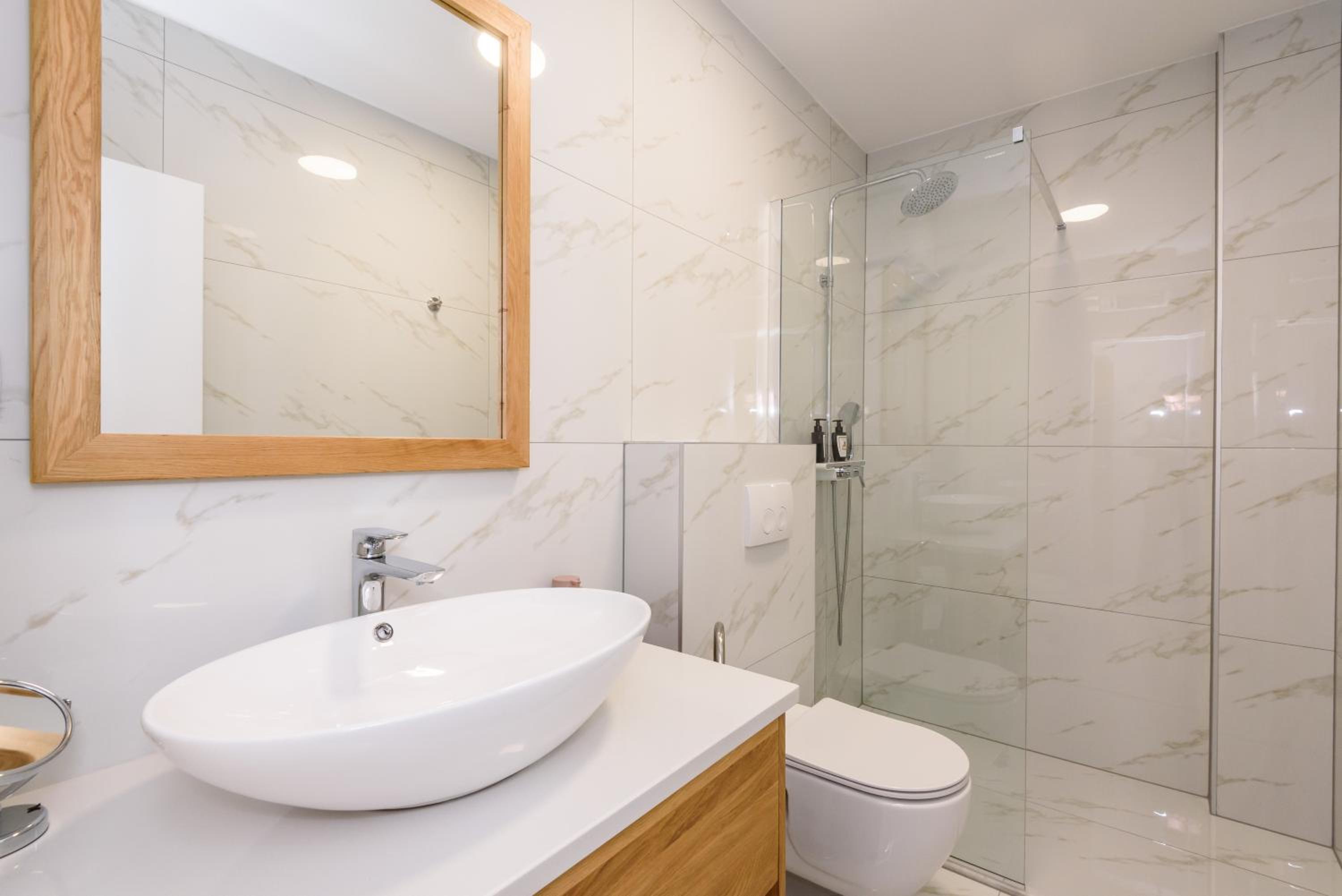Deluxe Double Room with Balcony - Photo 11