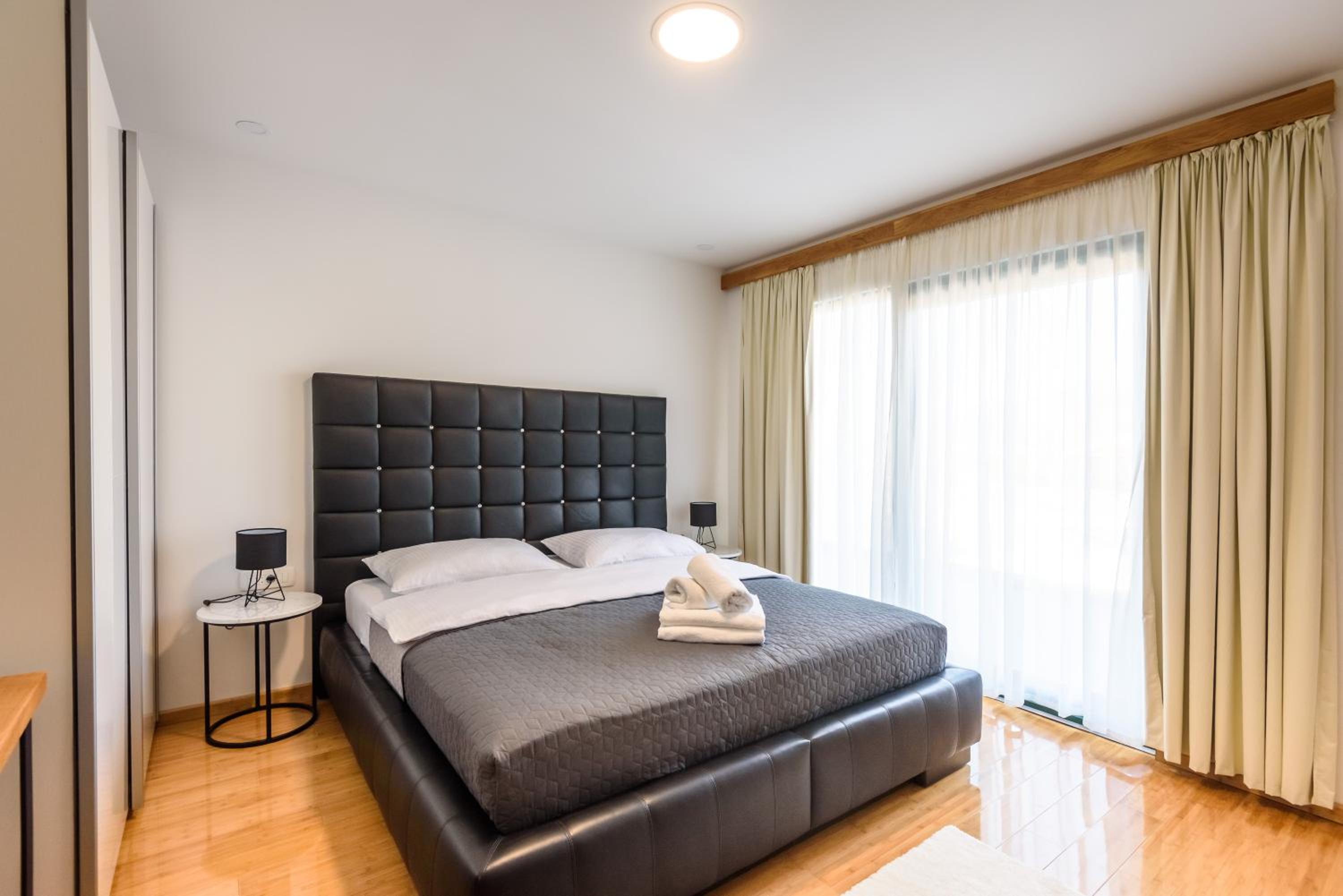 Deluxe Double Room with Balcony - Photo 10