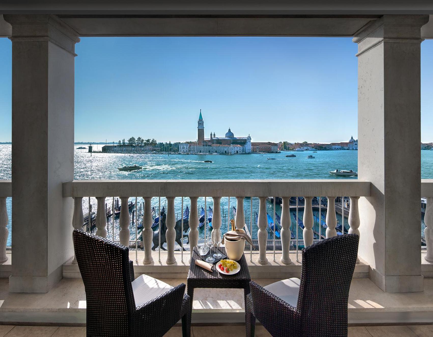 Junior Suite with Lagoon View and Terrace