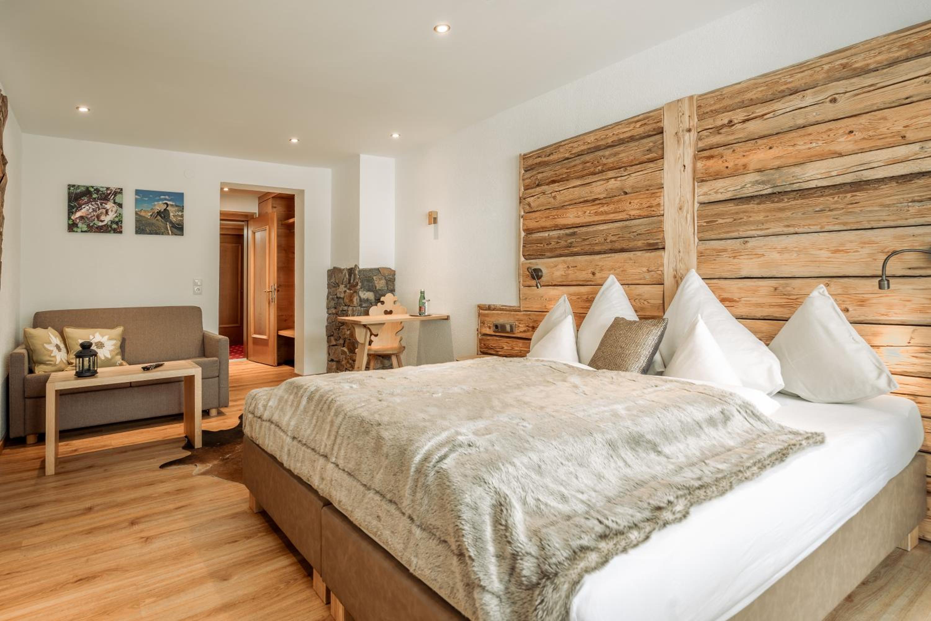 Deluxe Double Room with Balcony photo 1