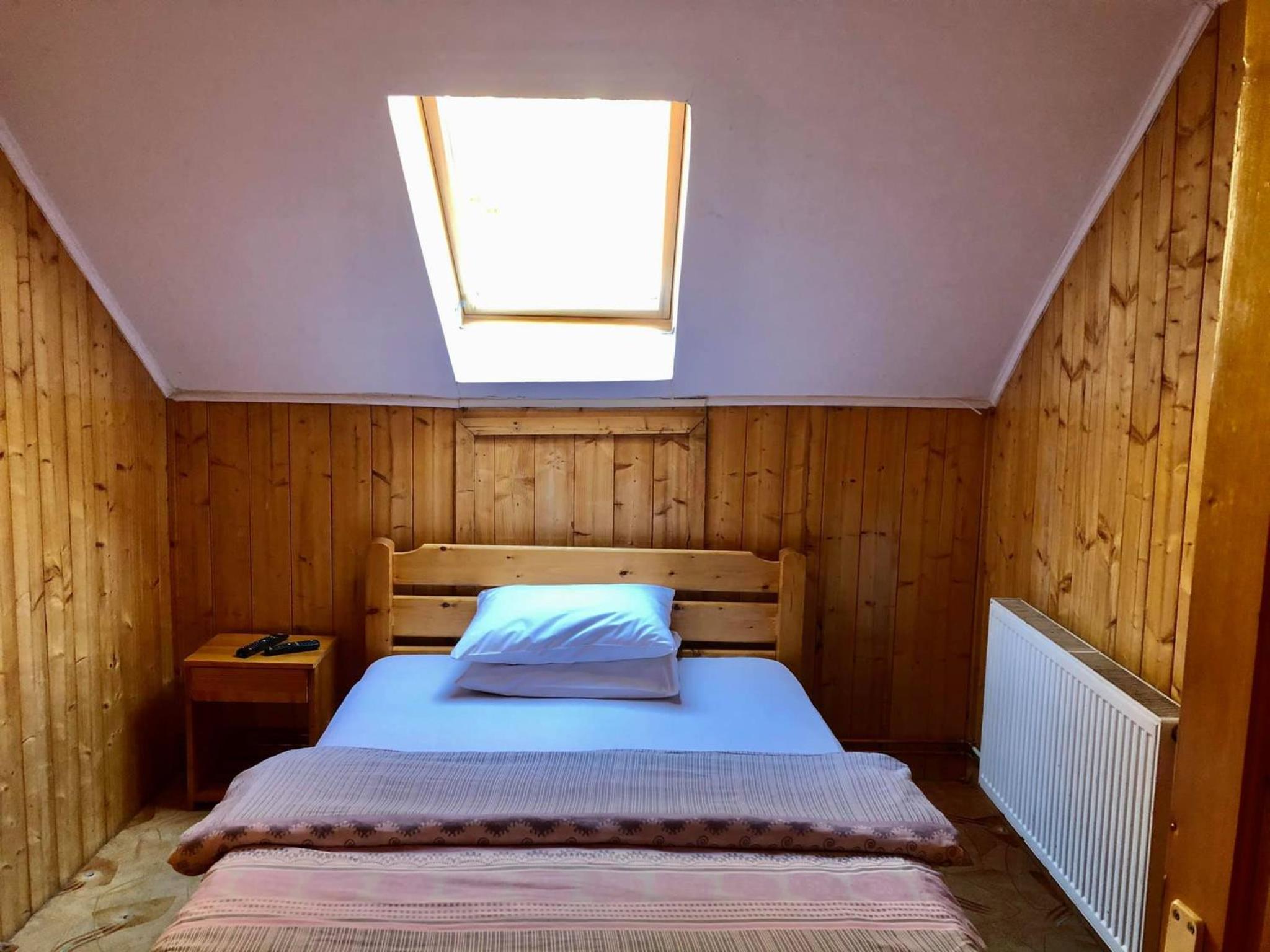 Eight-Bedroom House - Photo 18