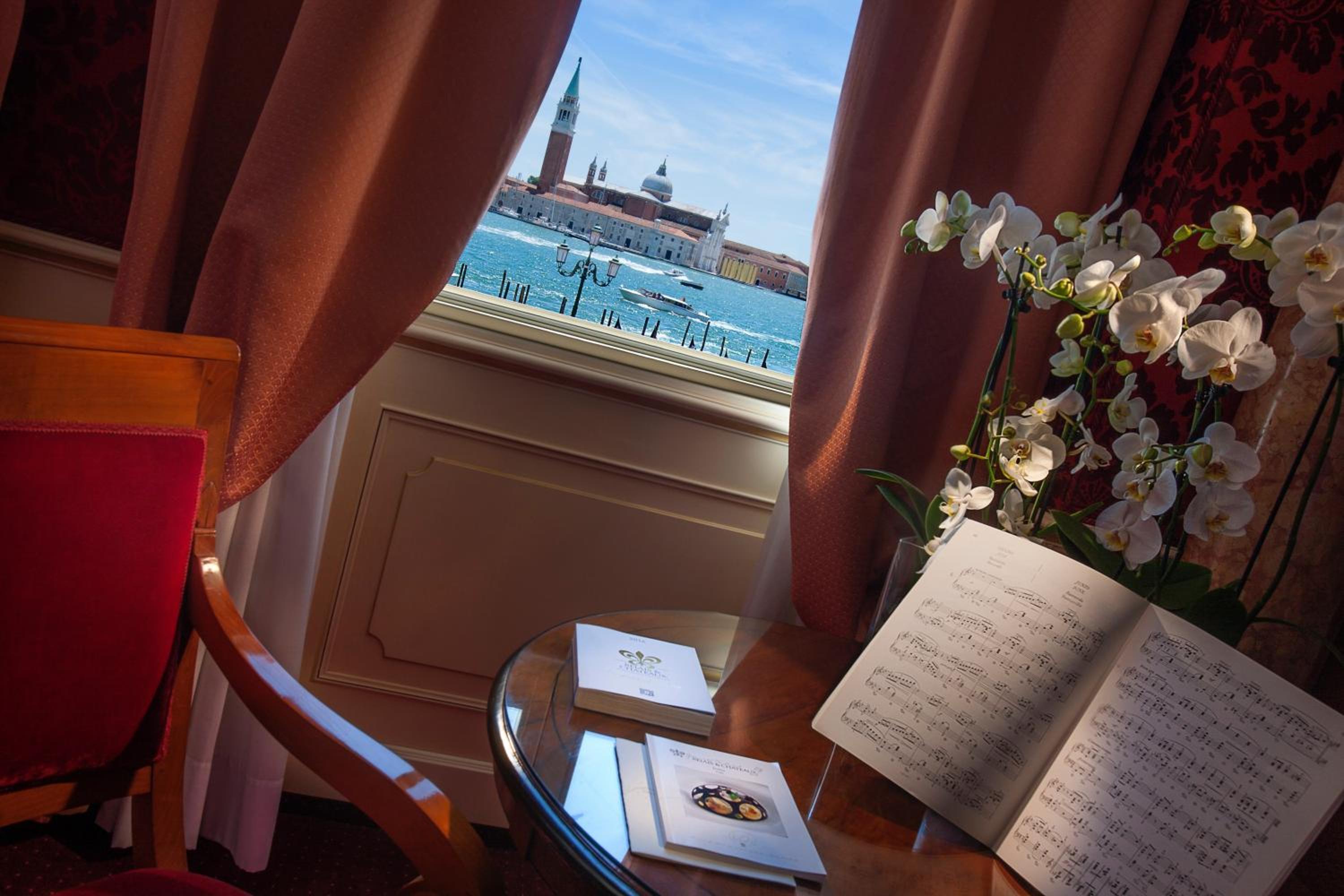 Junior Suite with Lagoon View (2 Adults) thumbnail 5