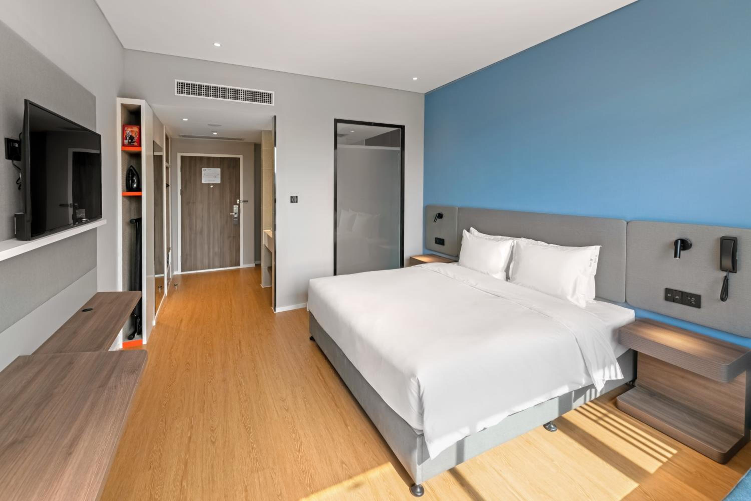 Standard King Room photo 1