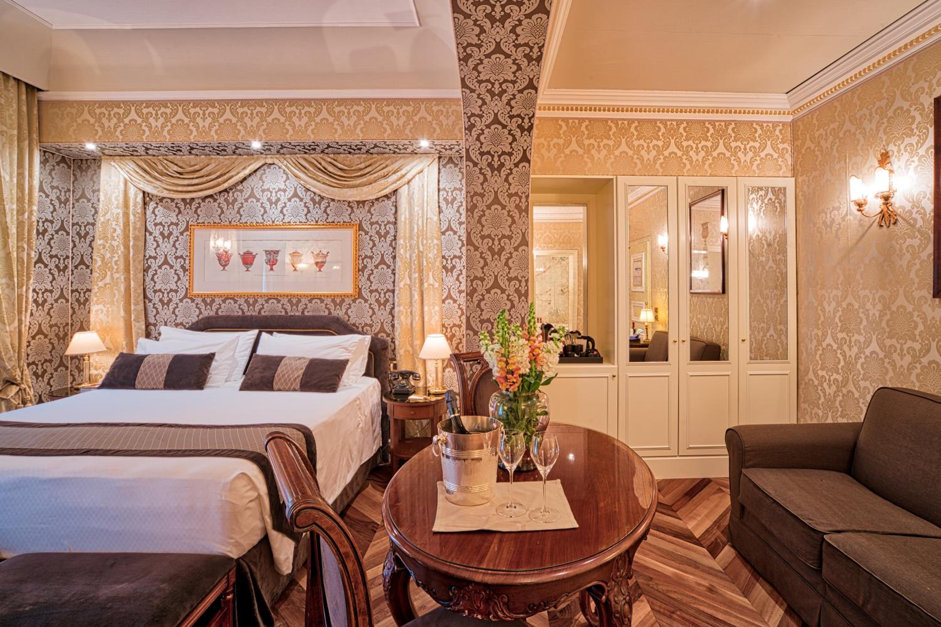 Junior Suite with Lagoon View and Balcony - Photo 8