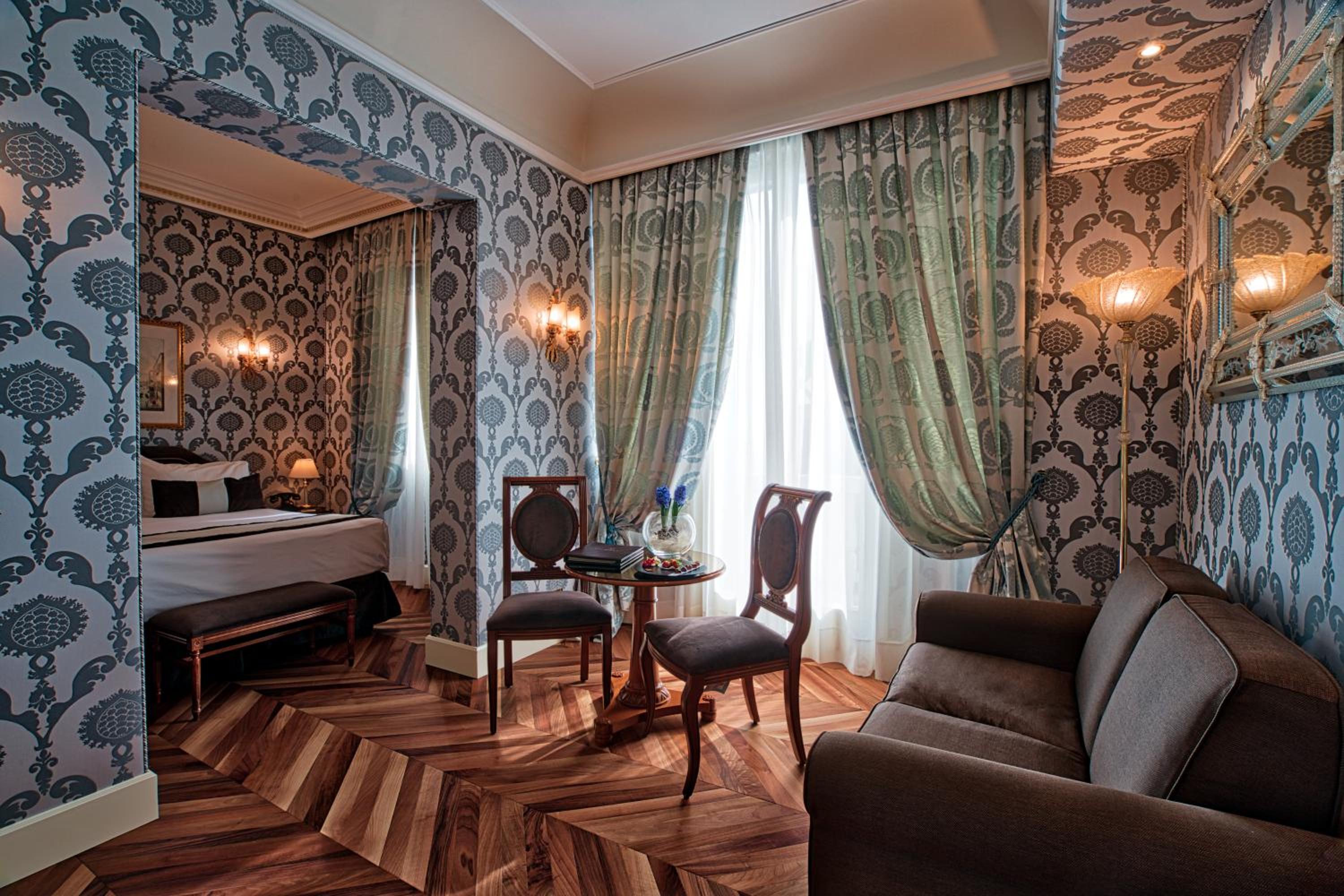 Junior Suite with Lagoon View and Balcony - Photo 7