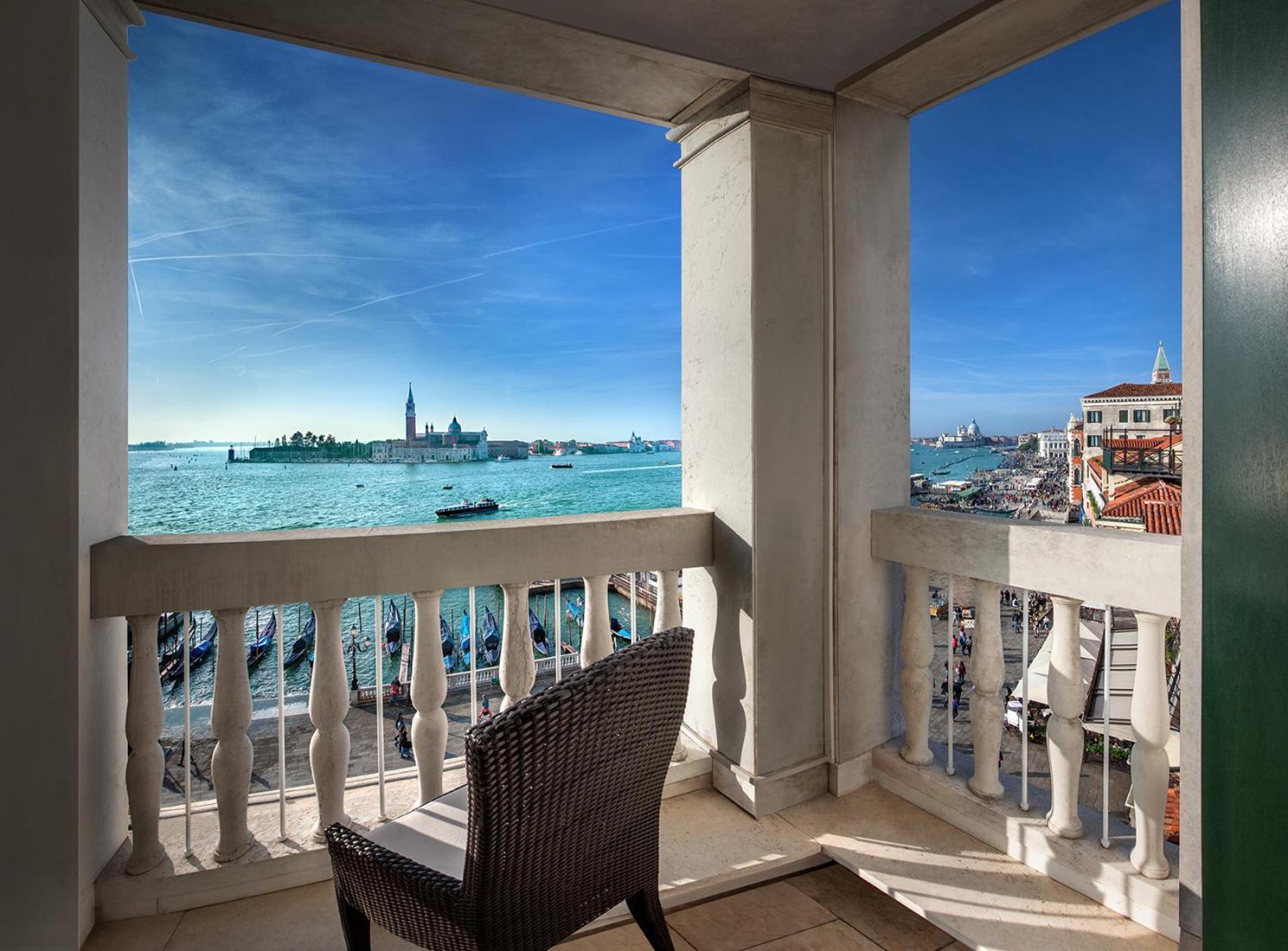 Junior Suite with Lagoon View and Terrace