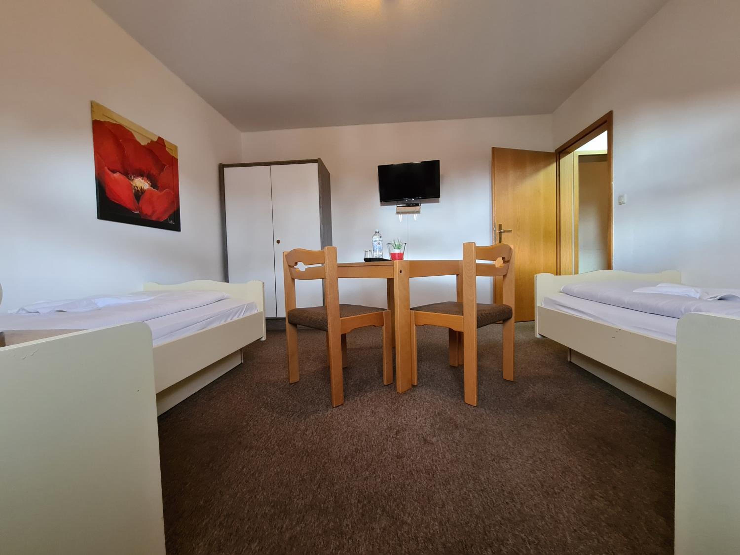 Twin Room - Photo 11