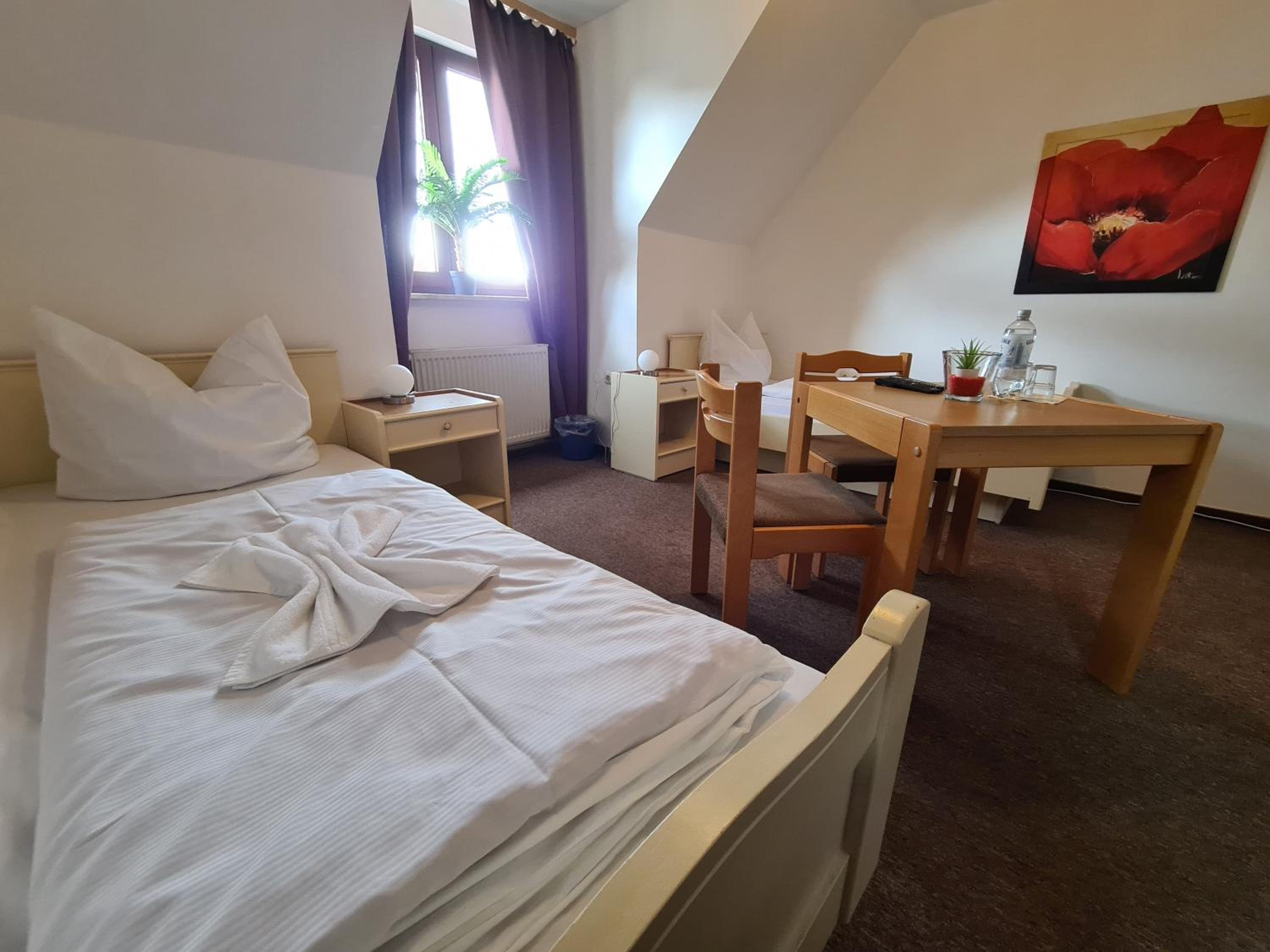 Twin Room - Photo 8