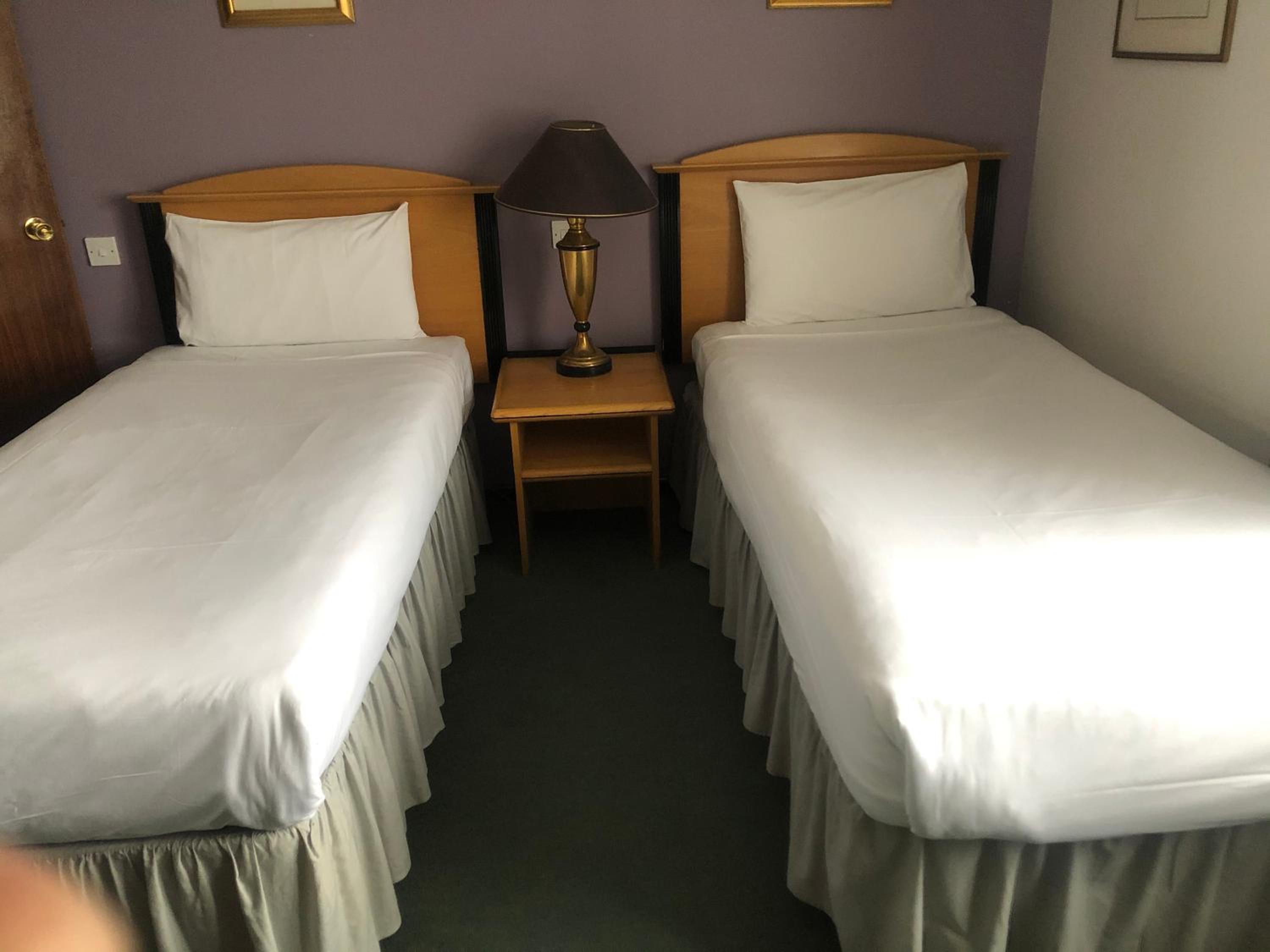 Standard Twin Room - Photo 8