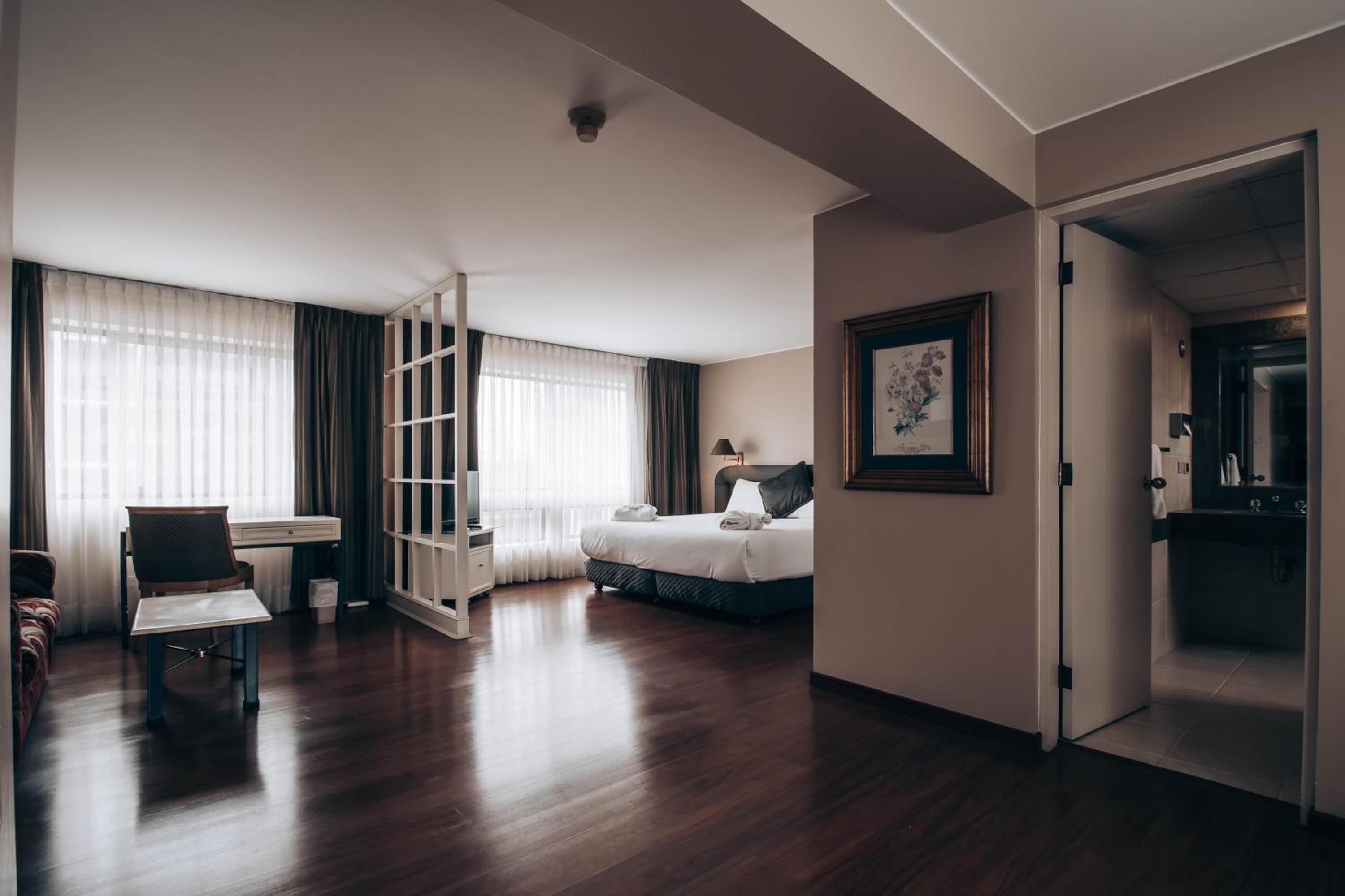 Executive Suite - Photo 2