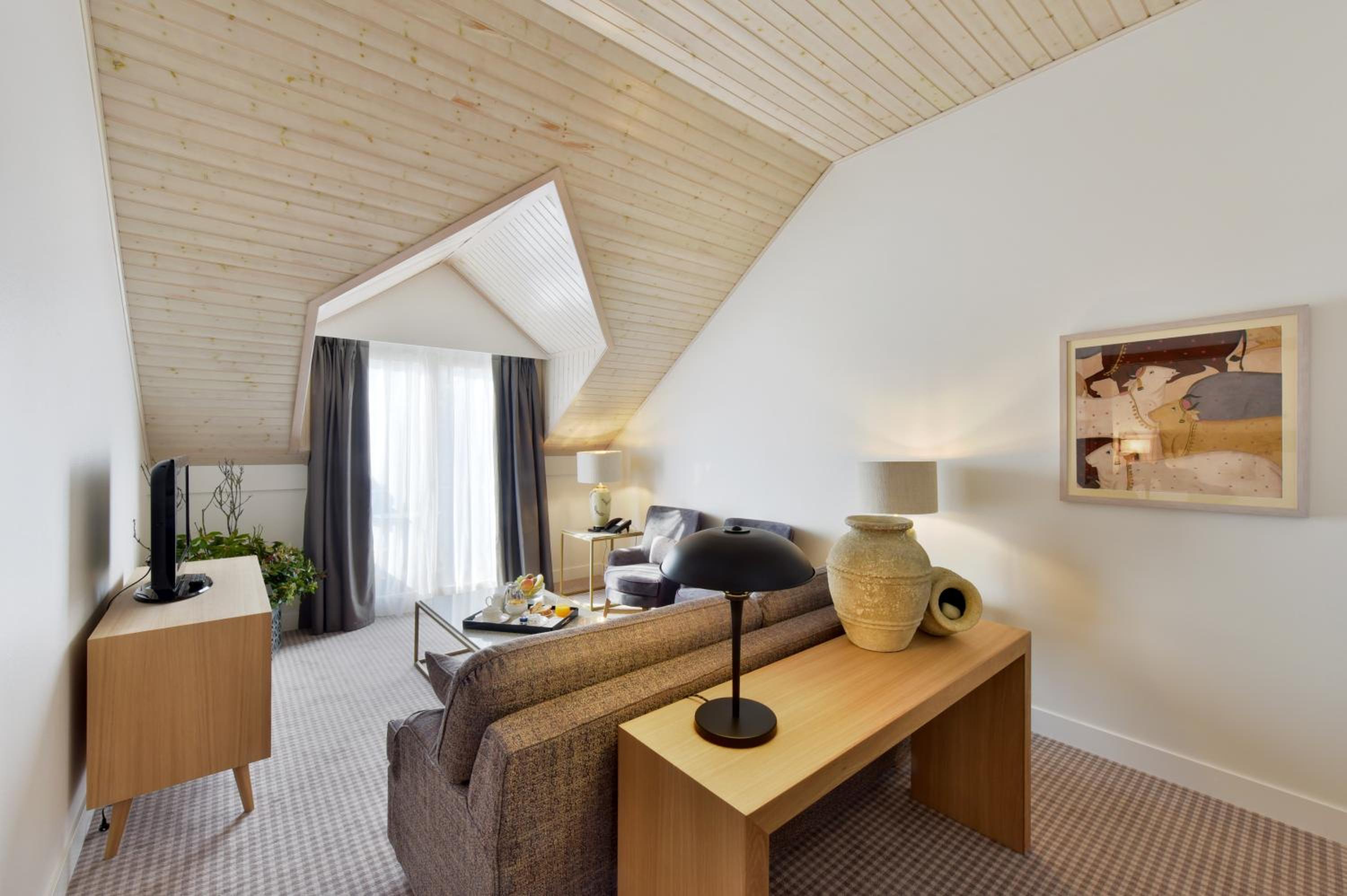 Deluxe King Suite - Photo 2
