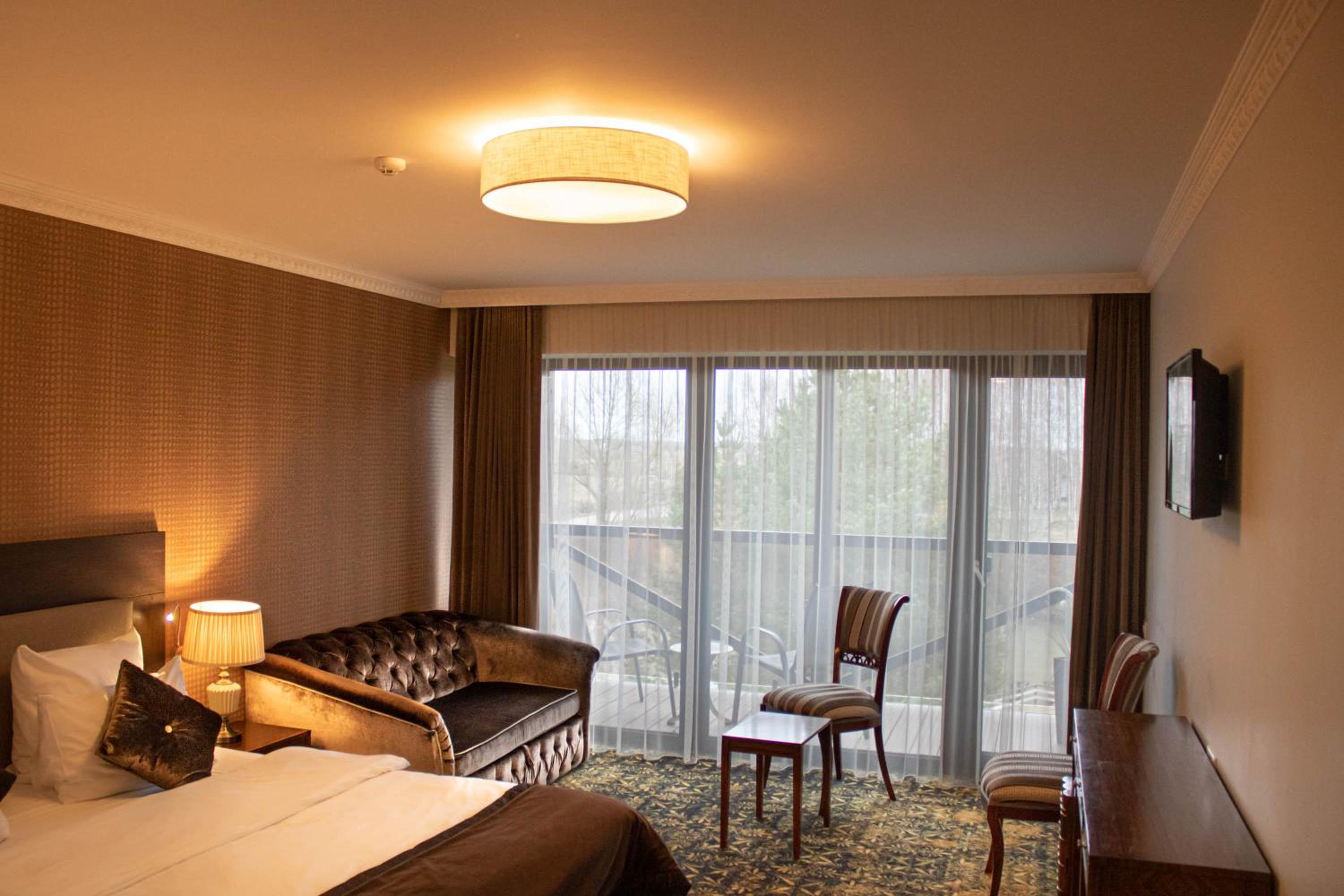 Deluxe Double Room with Balcony - Photo 7