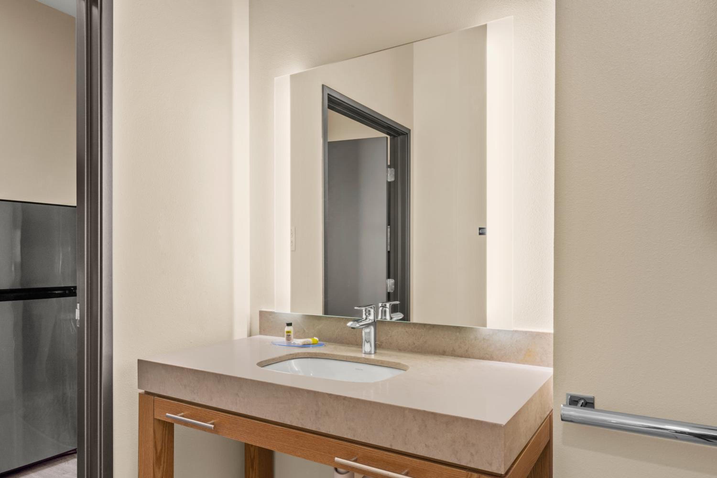King Studio-Disability Access/Roll in Shower/Non-Smoking - Photo 2