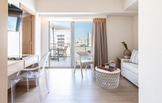 Suite with City View thumbnail 5