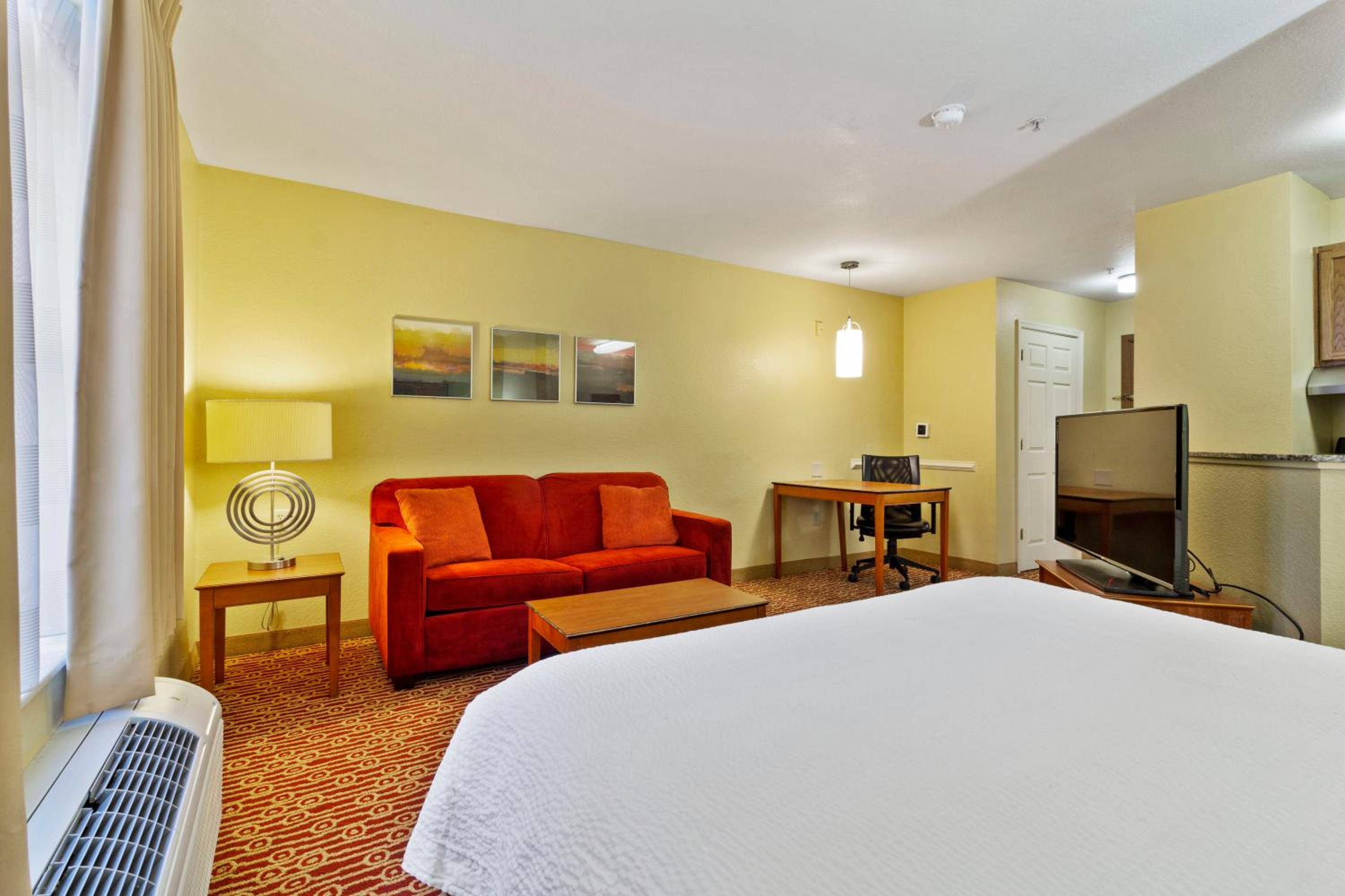Deluxe studio 1 Queen Bed Non-Smoking - Photo 9