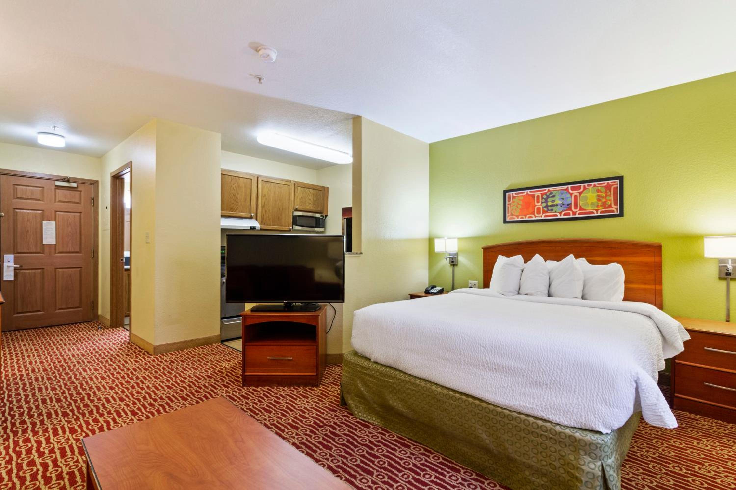 Deluxe studio 1 Queen Bed Non-Smoking - Photo 12