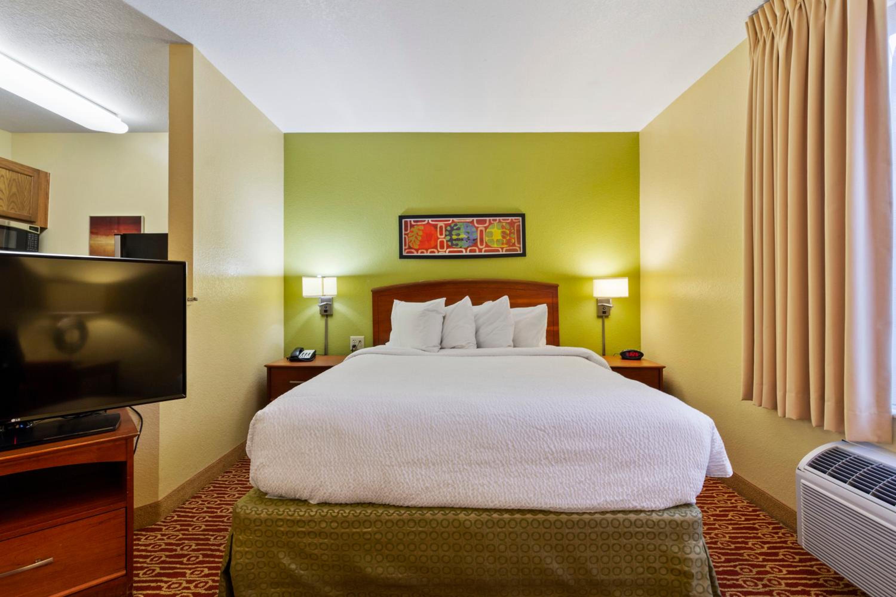 Deluxe studio 1 Queen Bed Non-Smoking - Photo 11